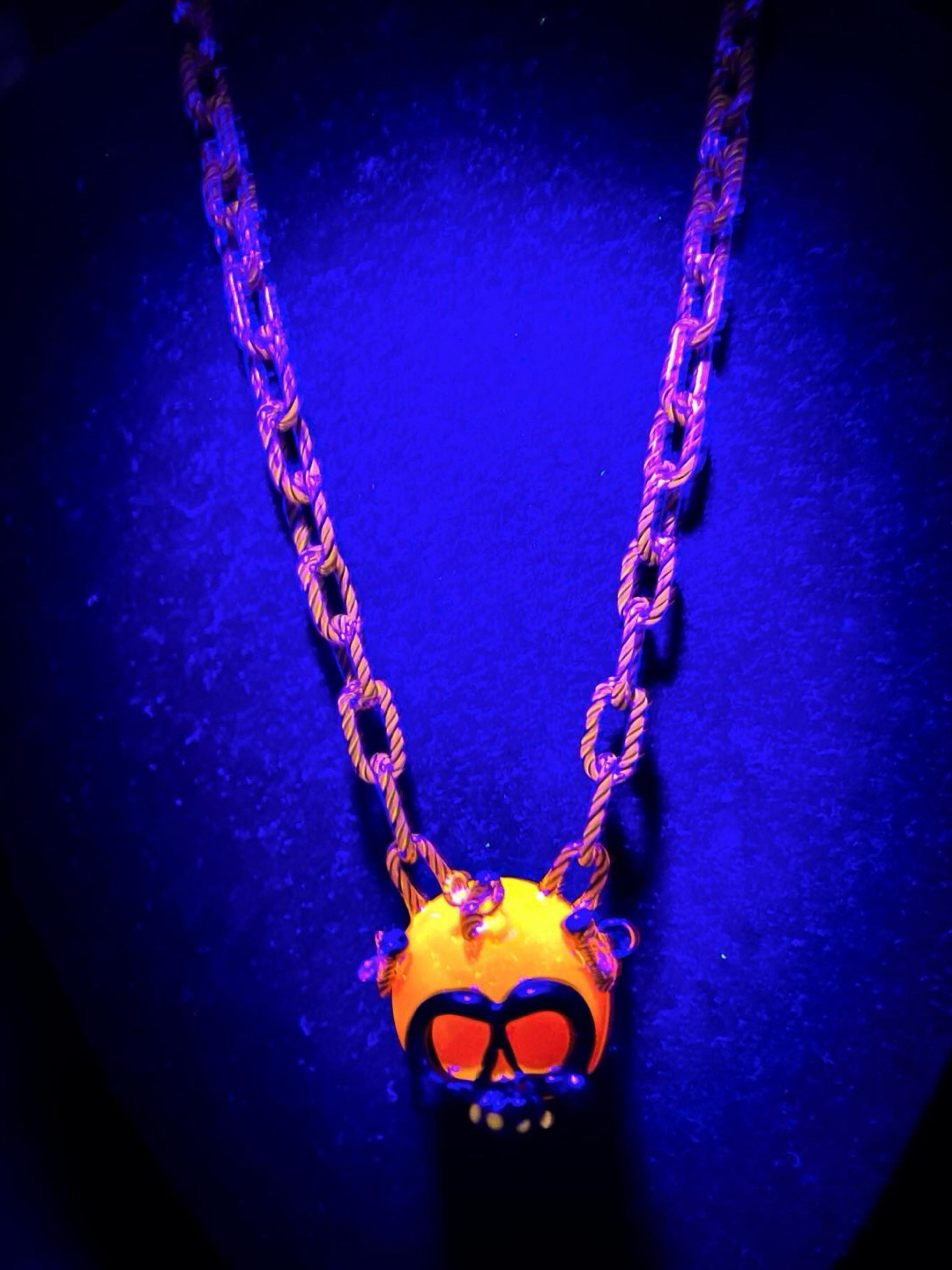 Preview pic of Glass chain necklace with skull pendant