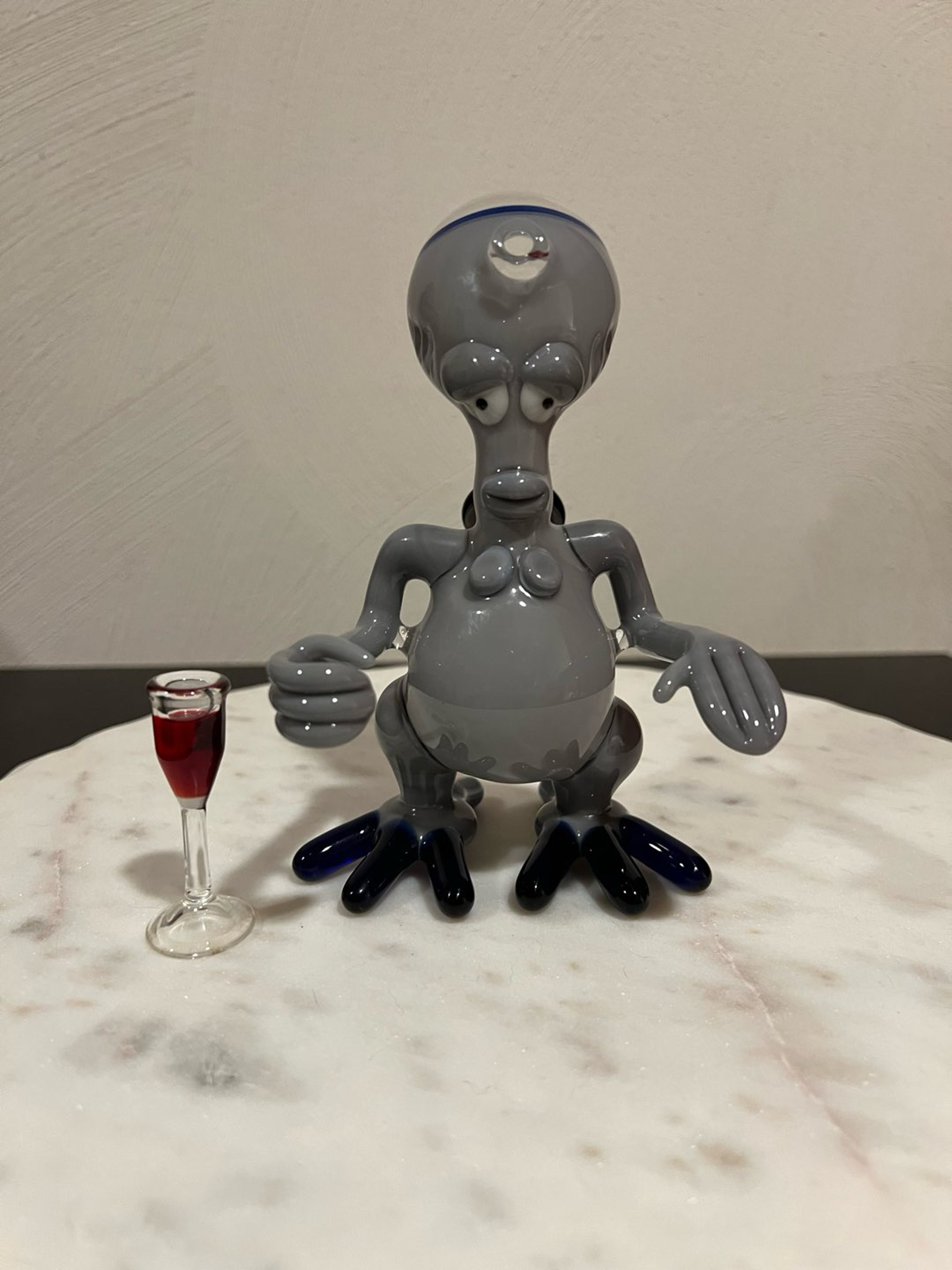 Preview pic of Puffglass Roger with wine glass