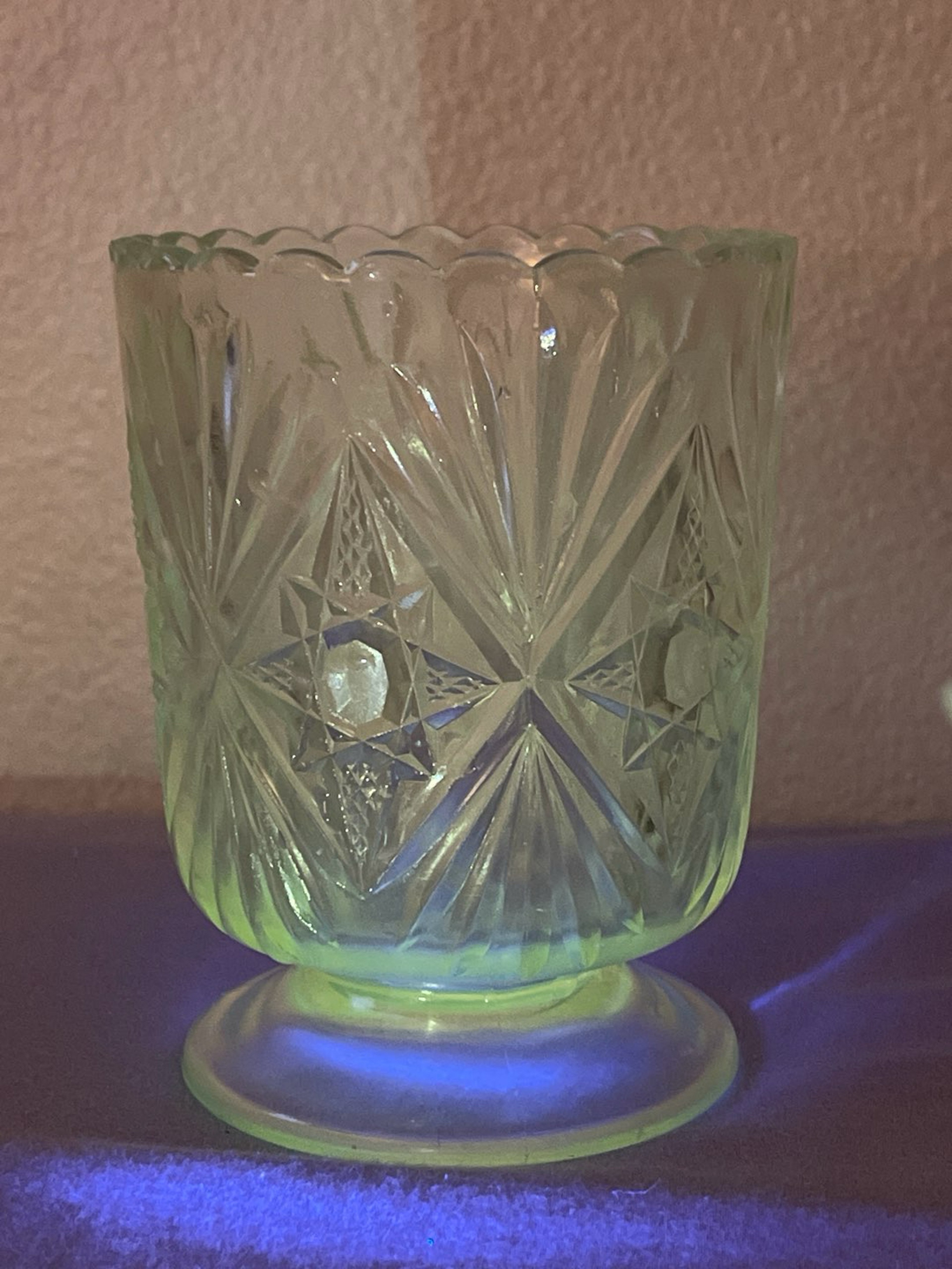 Preview pic of Glowing glass cup