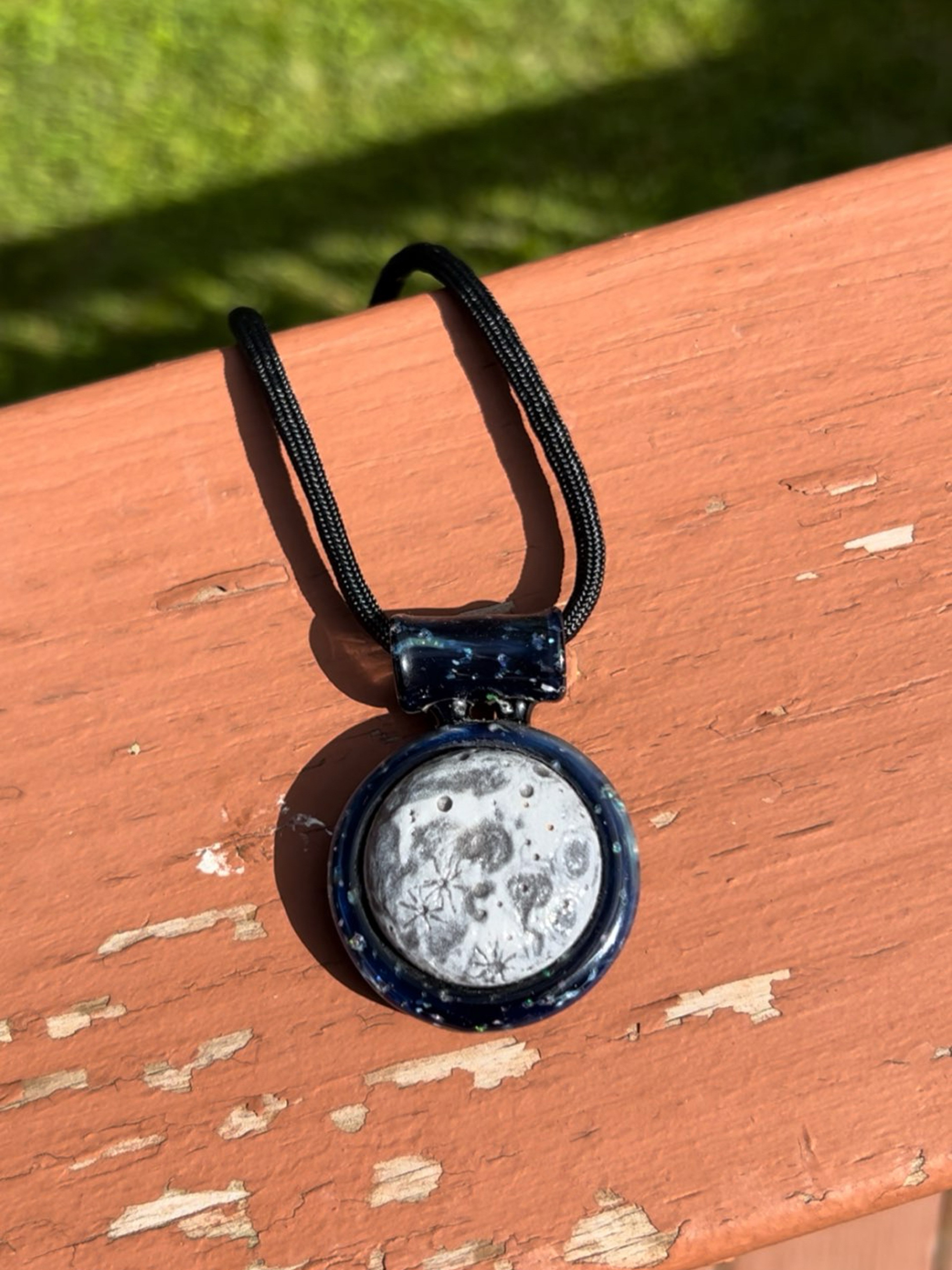 Preview pic of Sagan fills moon pendant