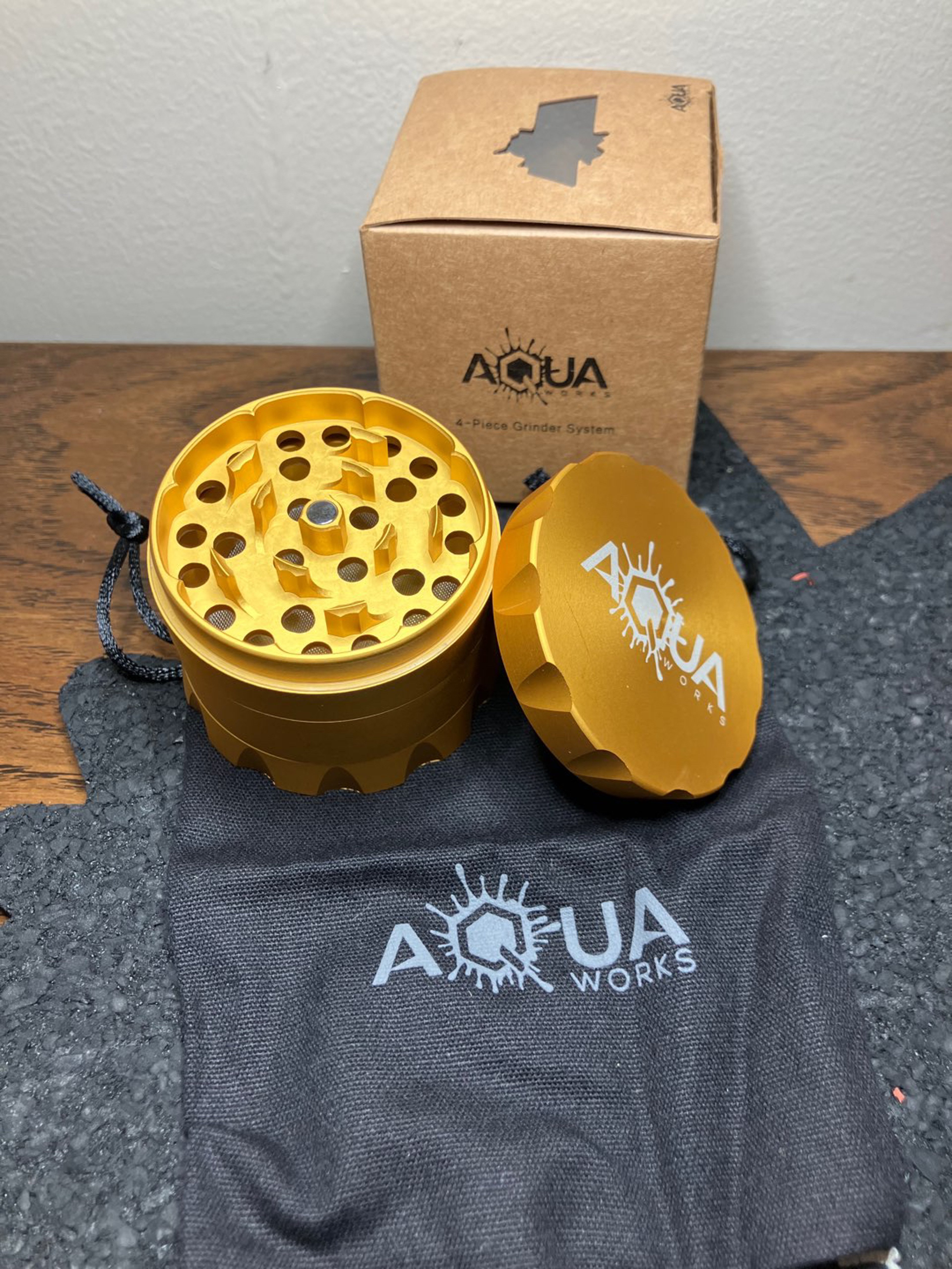 Preview pic of Aqua Glassworks 4 piece herb grinder