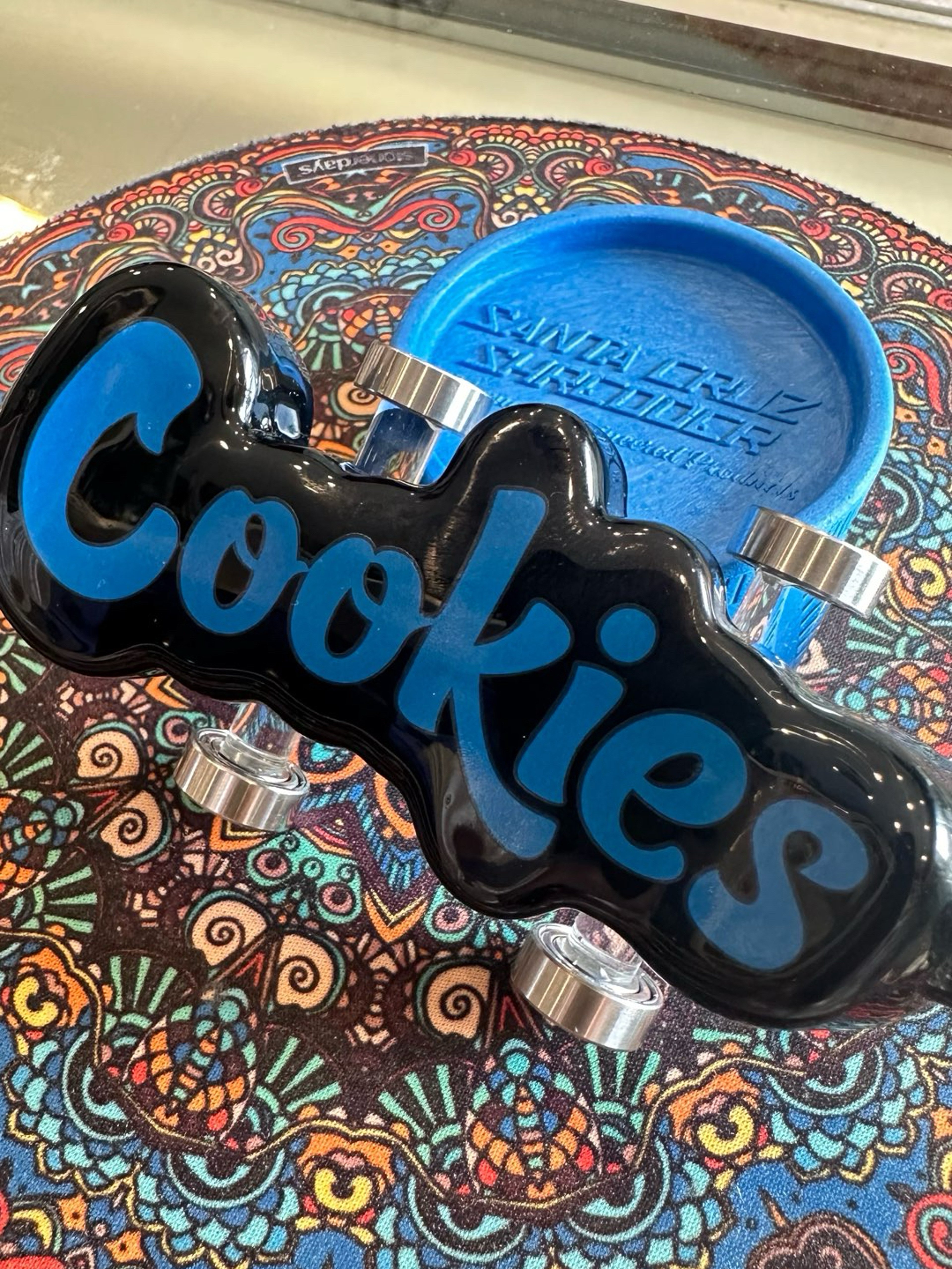 Preview pic of Toke deck w/Santa Cruz Shredder Grinder