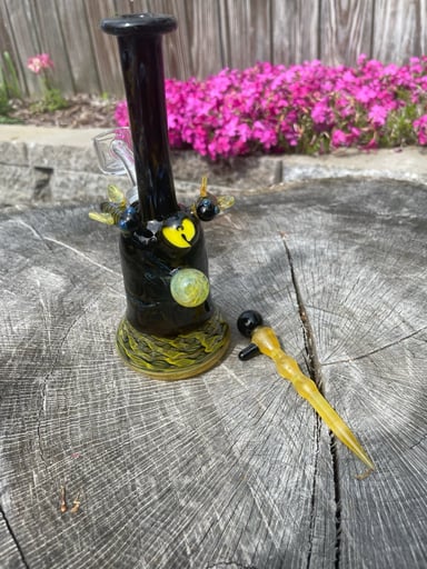 Preview pic of Wu Tang Hand blown Rig with matching tool and banger