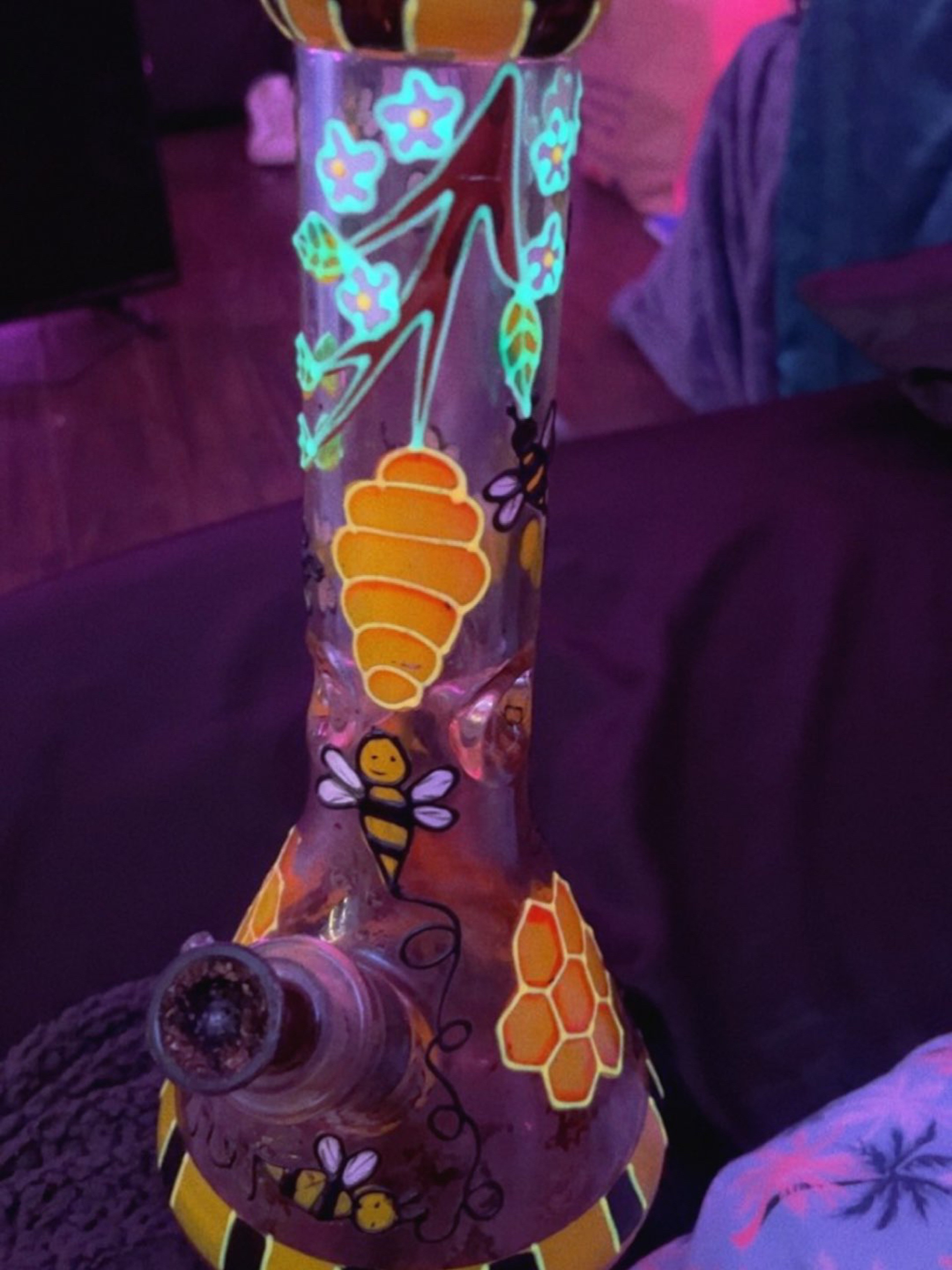 Preview pic of bumble bee large bong