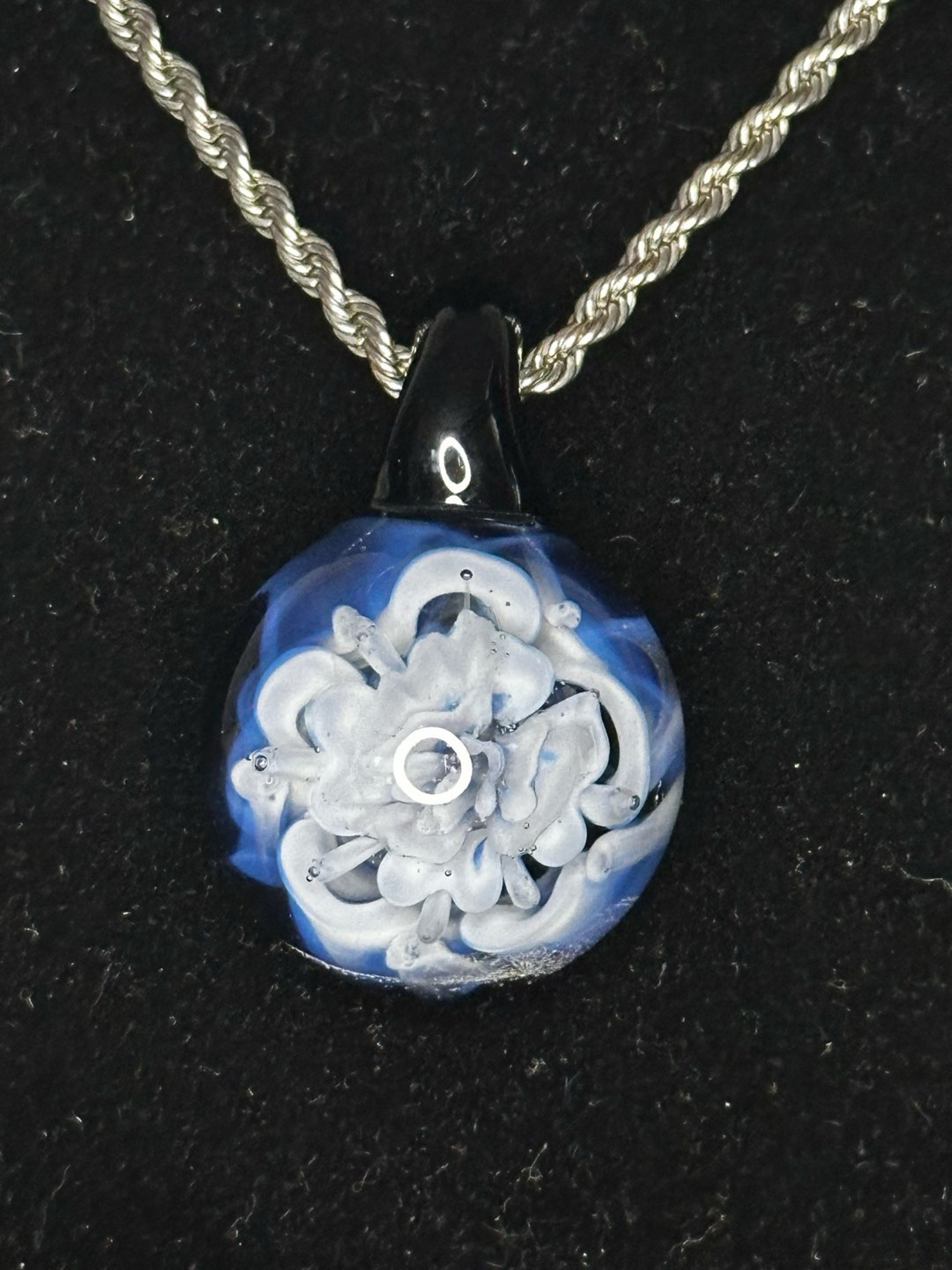 Preview pic of Compression flower pendant