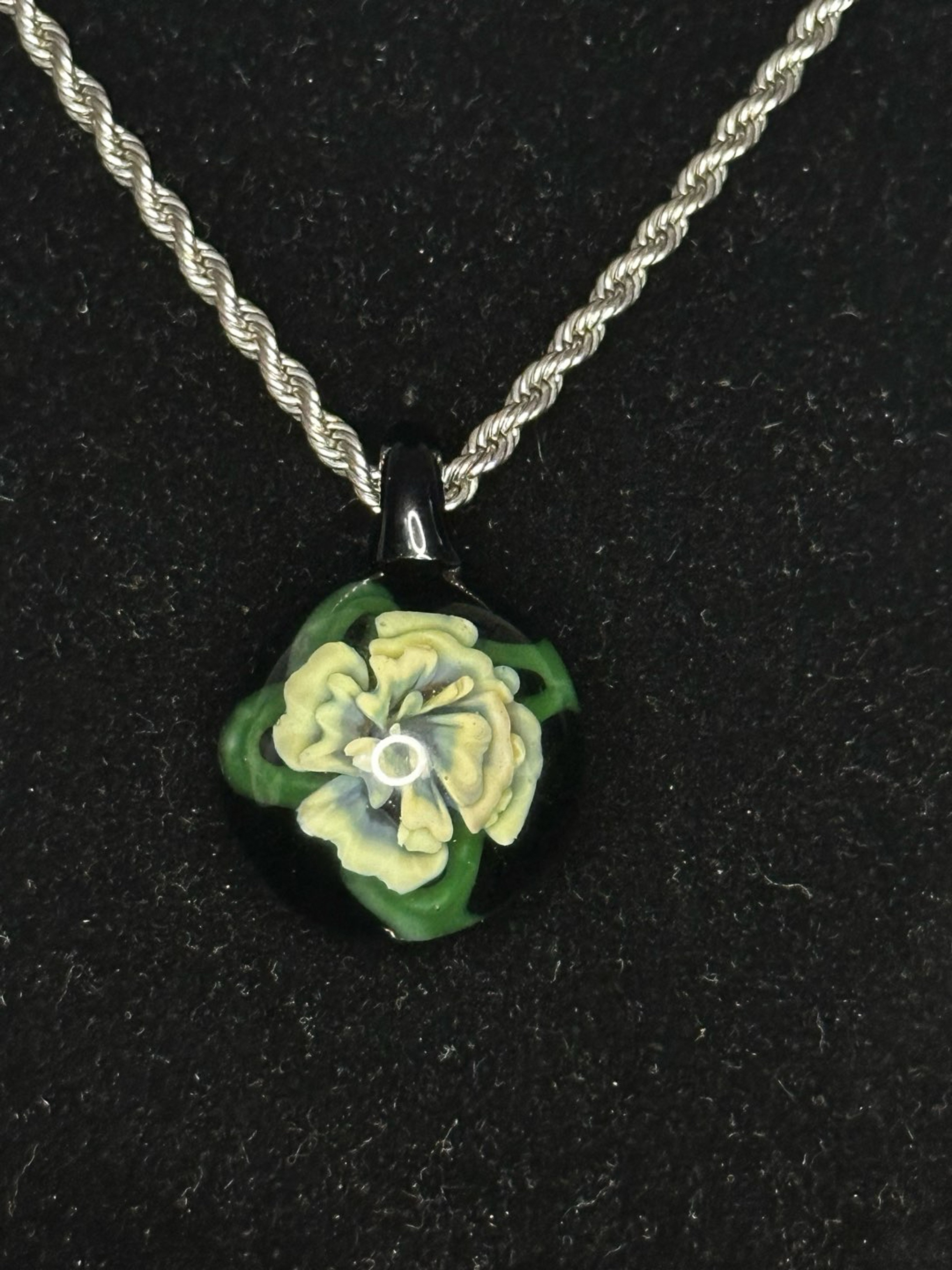 Preview pic of Compression flower pendant
