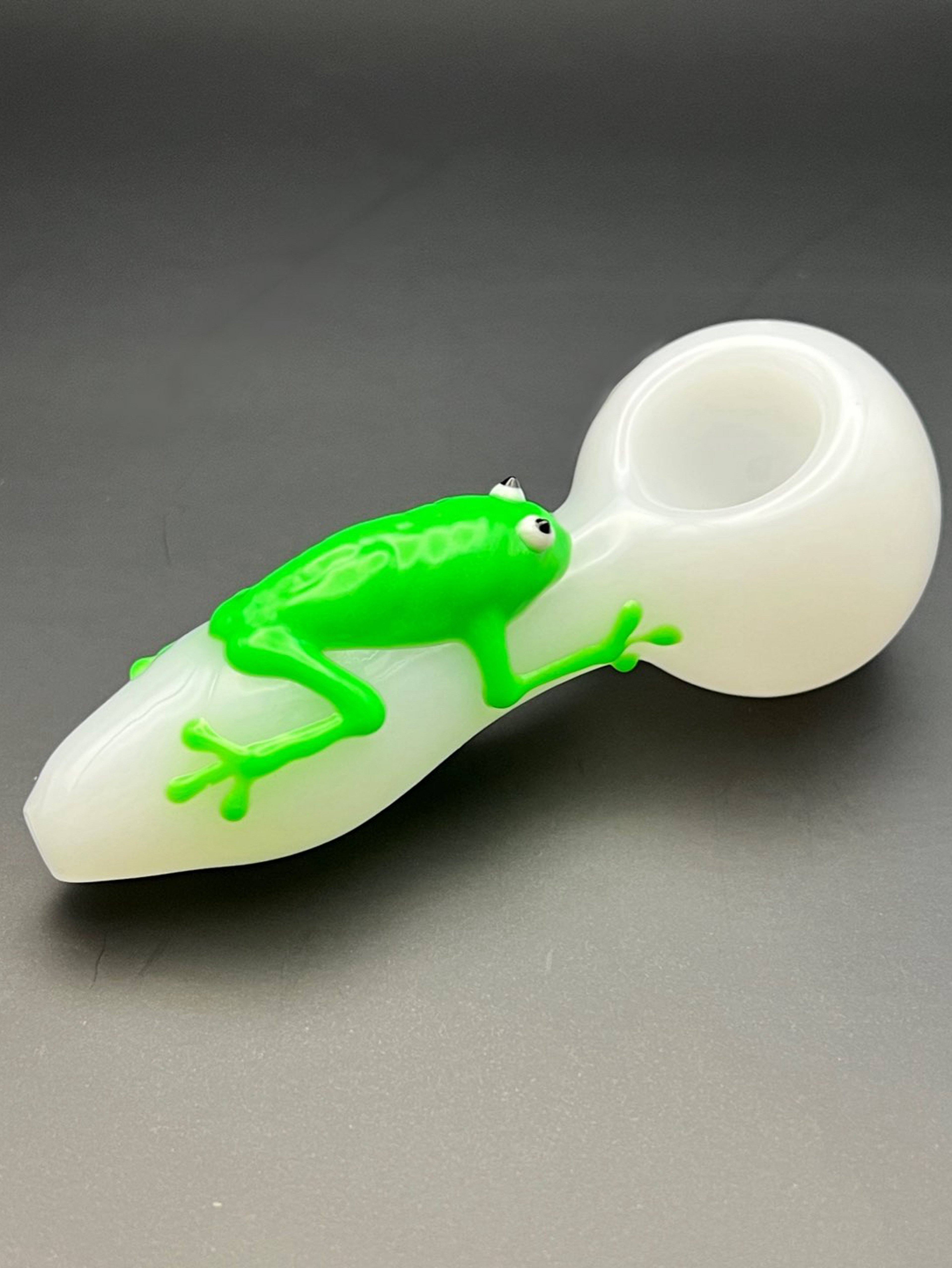 Preview pic of Glass Pipe with Frog Glow in the Dark