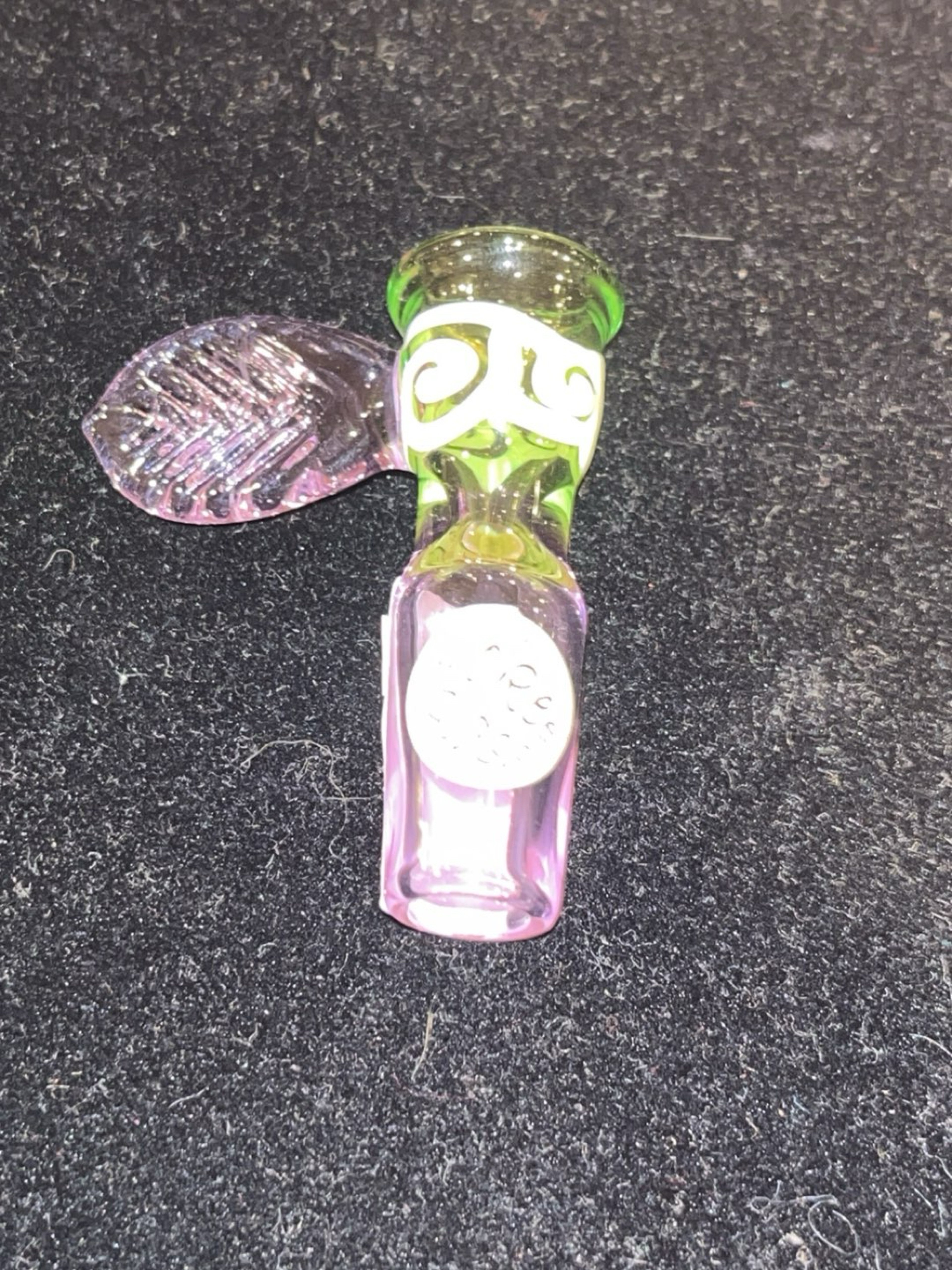 Preview pic of Lokei glass leaf bowl