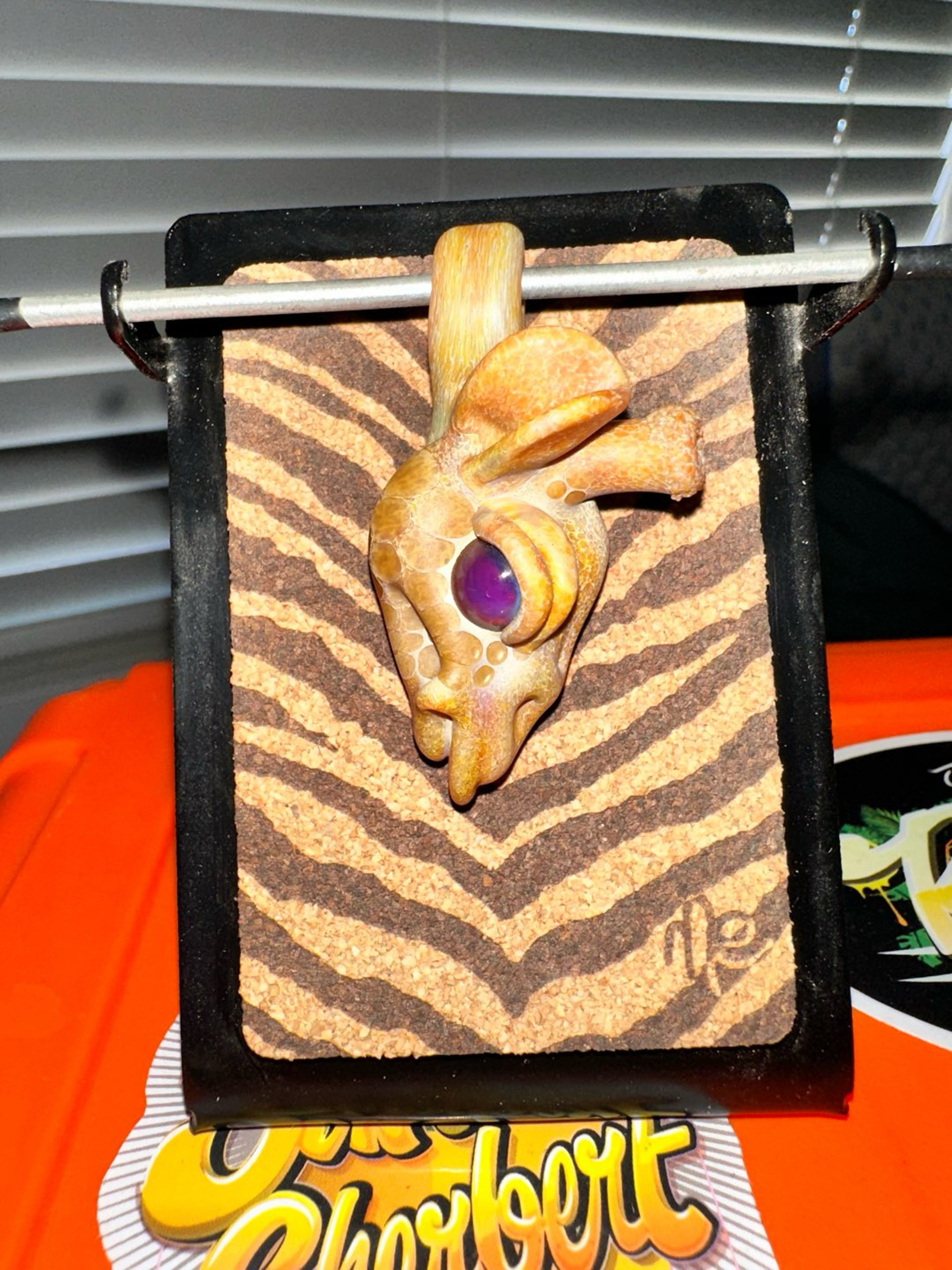 Preview pic of Robertson glass giraffe pendant