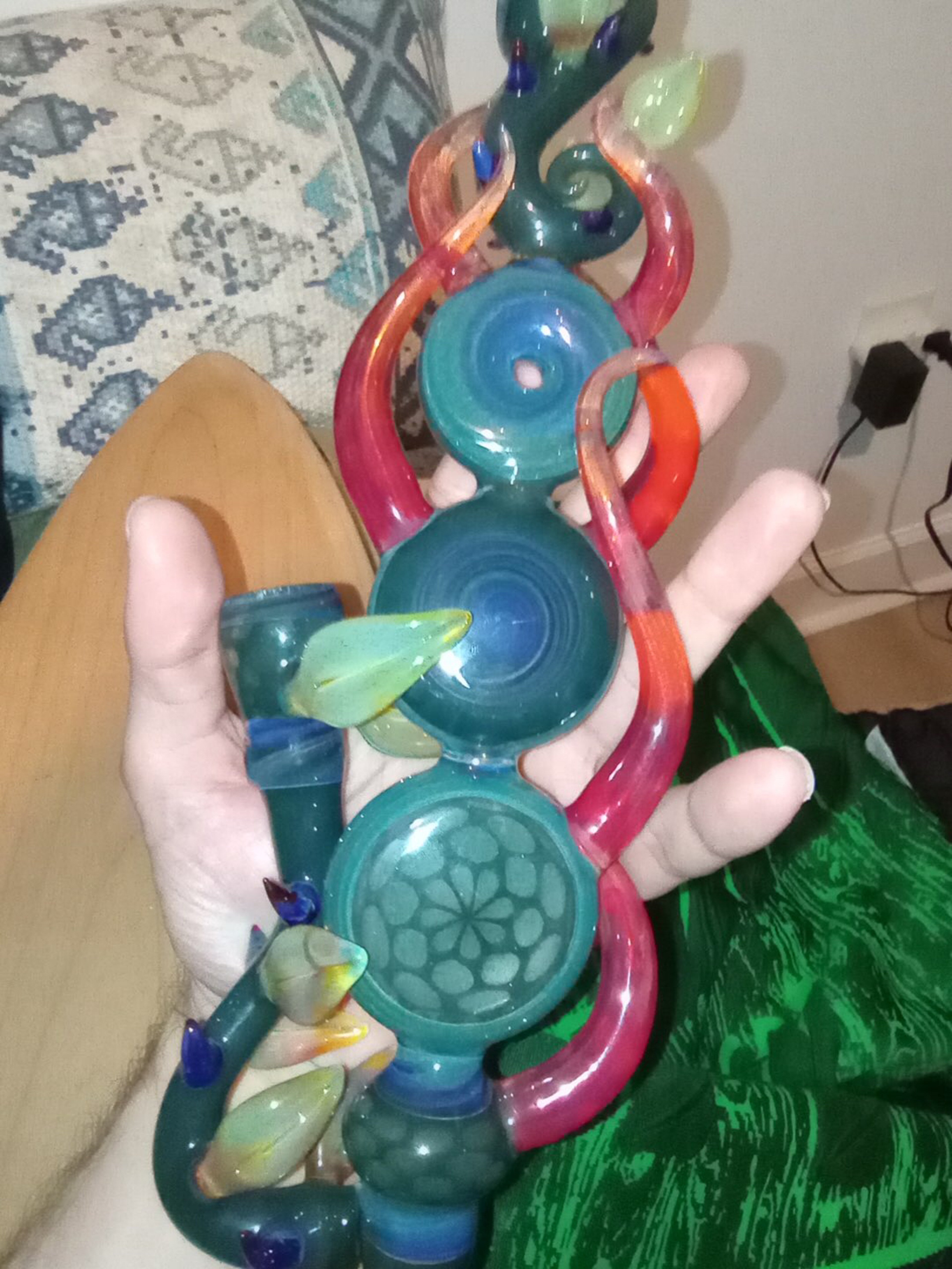 Preview pic of Crazy detailed wall hanger bubbler
