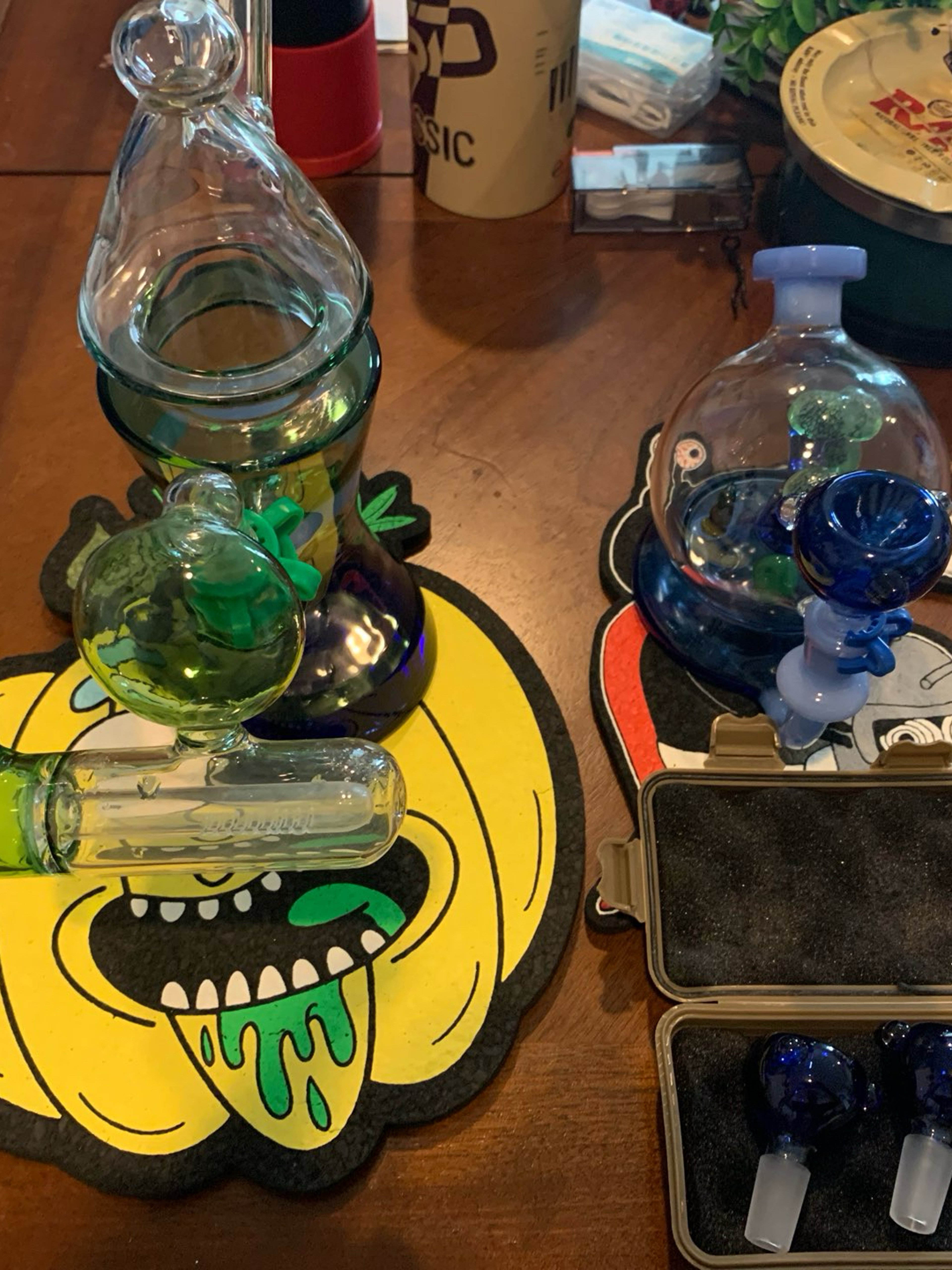 Preview pic of BOTTLEMOUTH Rig with slotted perc and mushroom dome rig with 3 extra bowls