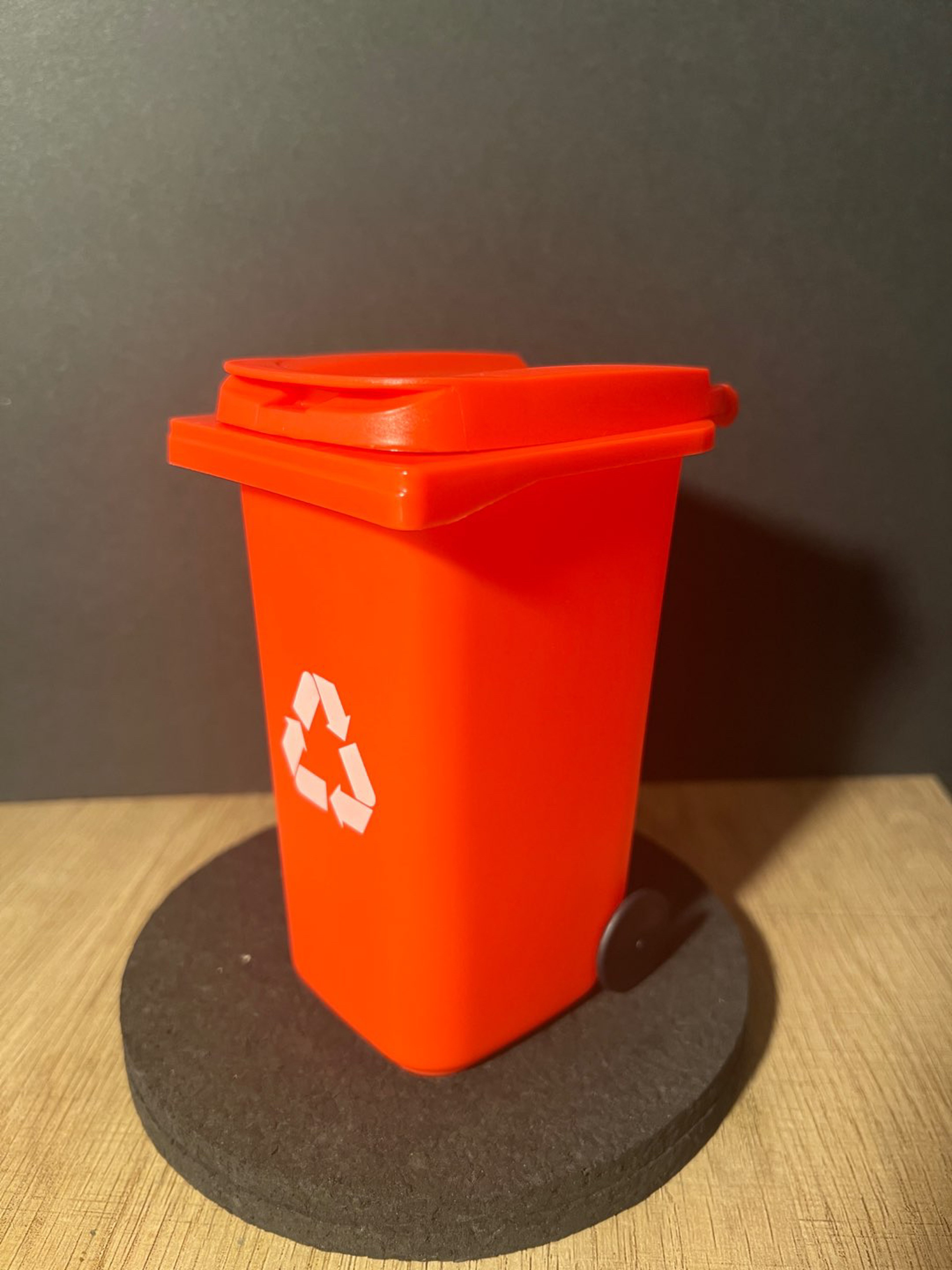 Preview pic of Recycling Bin Desktop Trashcan - Red
