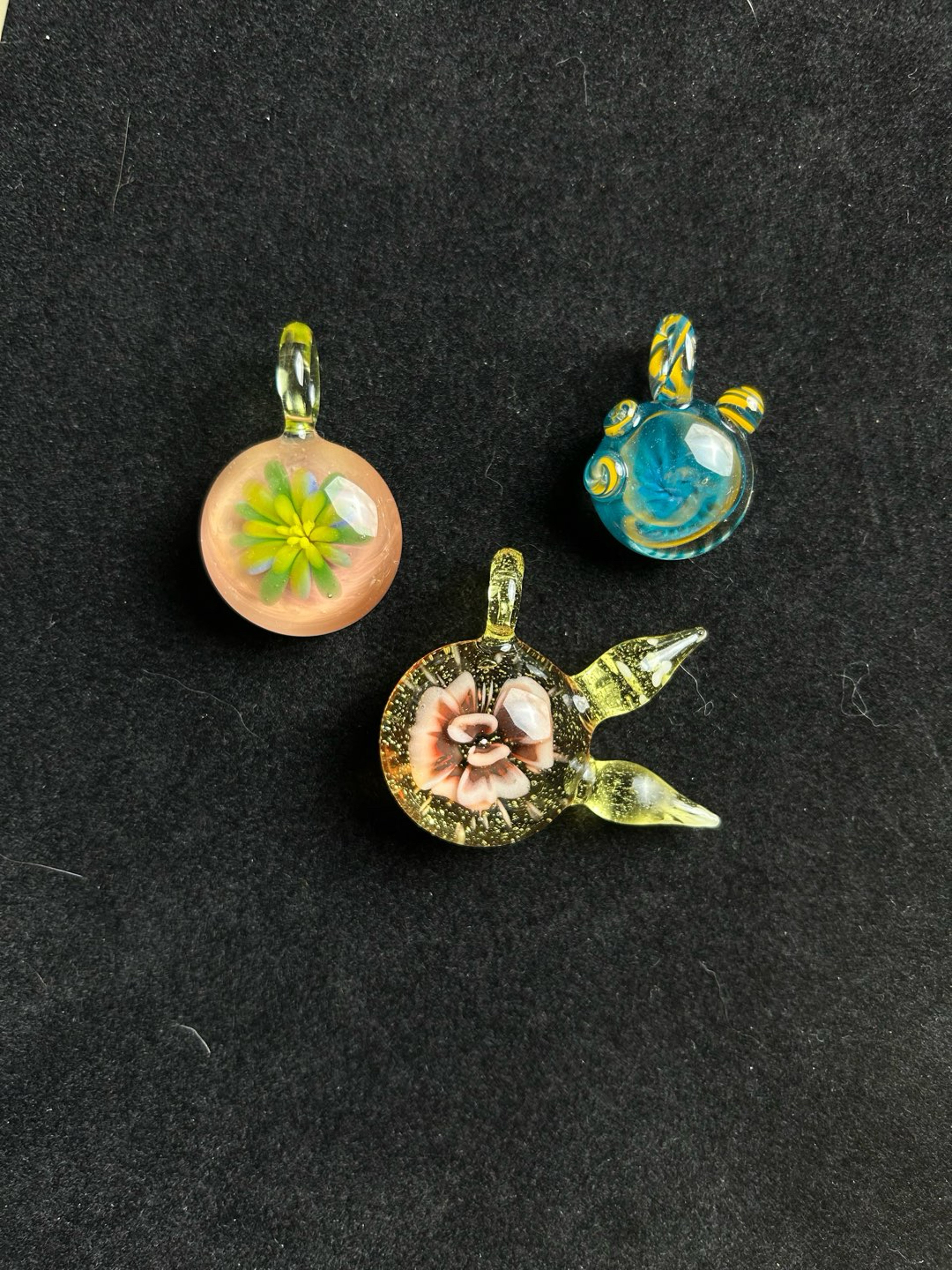 Preview pic of 3x MarvinsGlass Pendants💯
