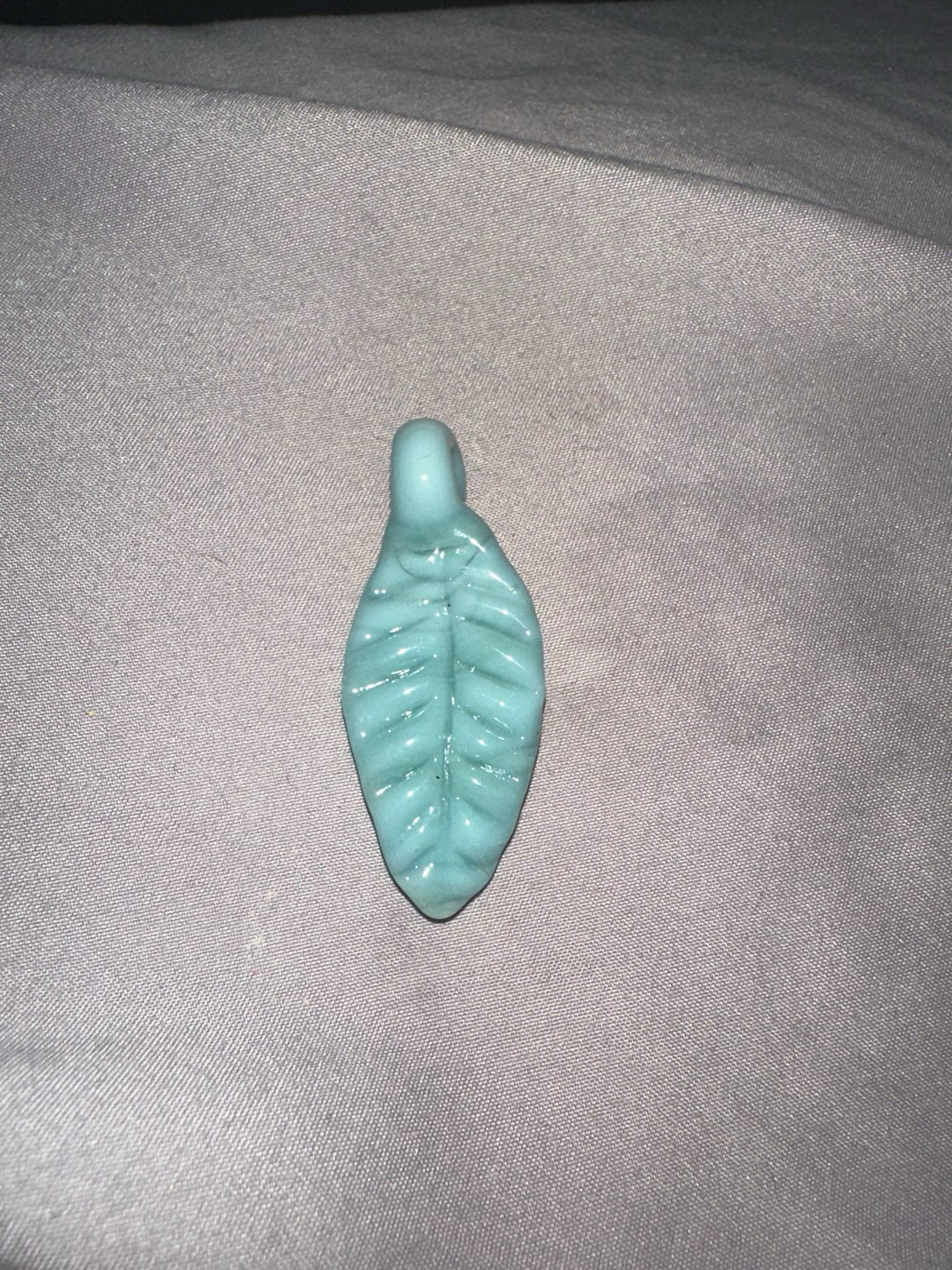 Preview pic of Glass leaf pendant