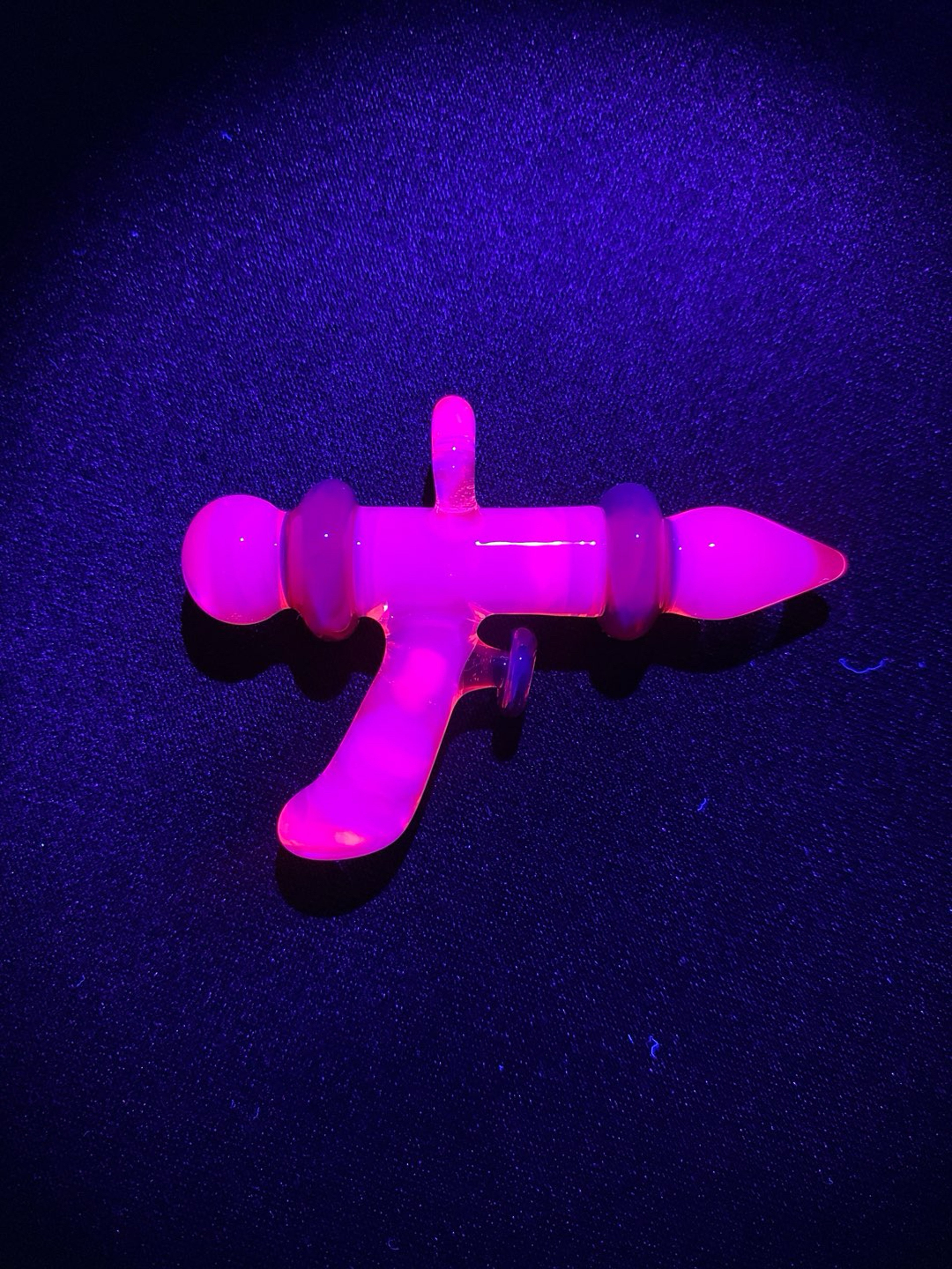 Preview pic of UV Glopa/Telemagenta ray gun pendant