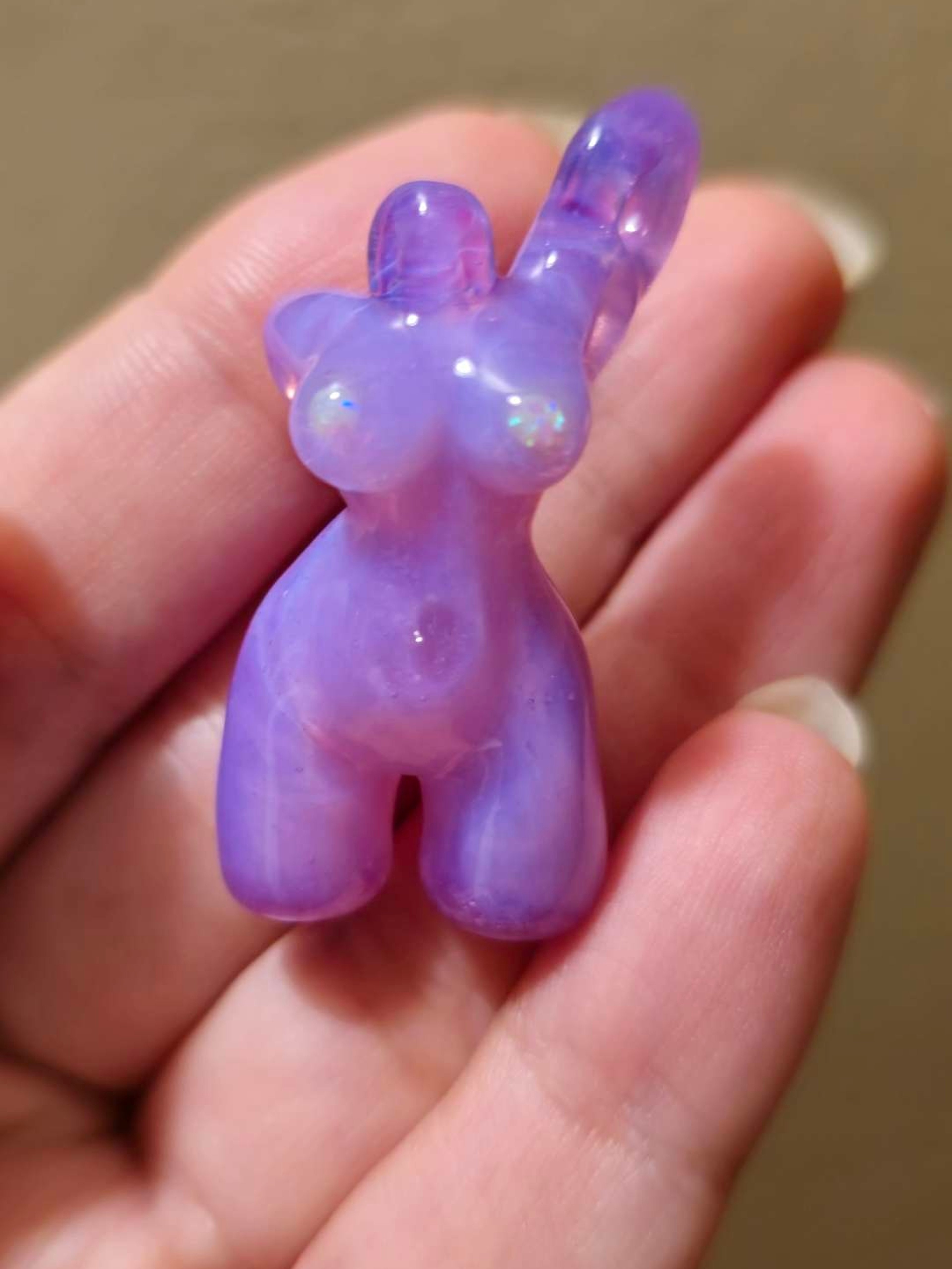 Preview pic of Ishtar glass venus pose pendant