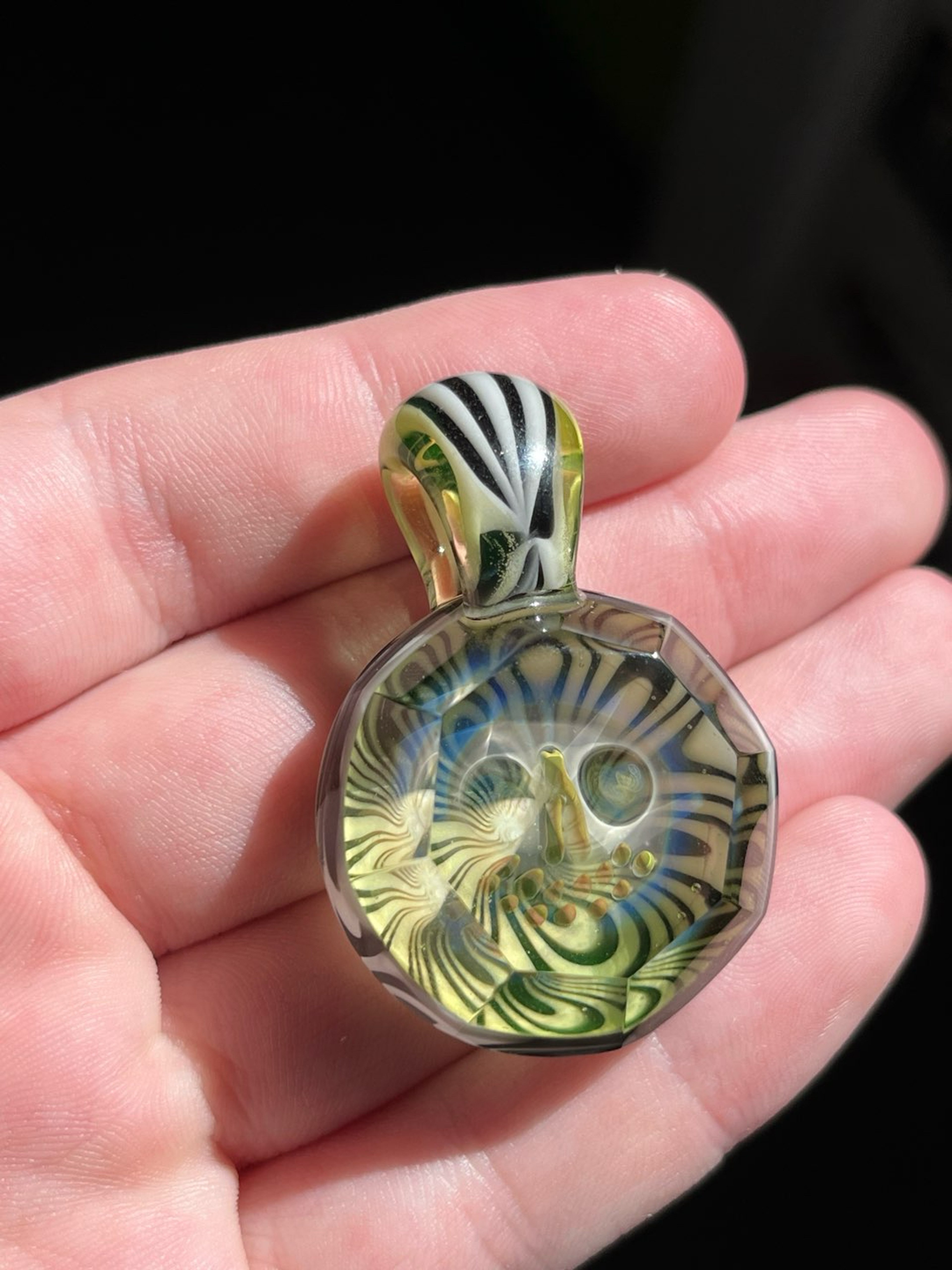 Preview pic of Faceted Ecals Pendant