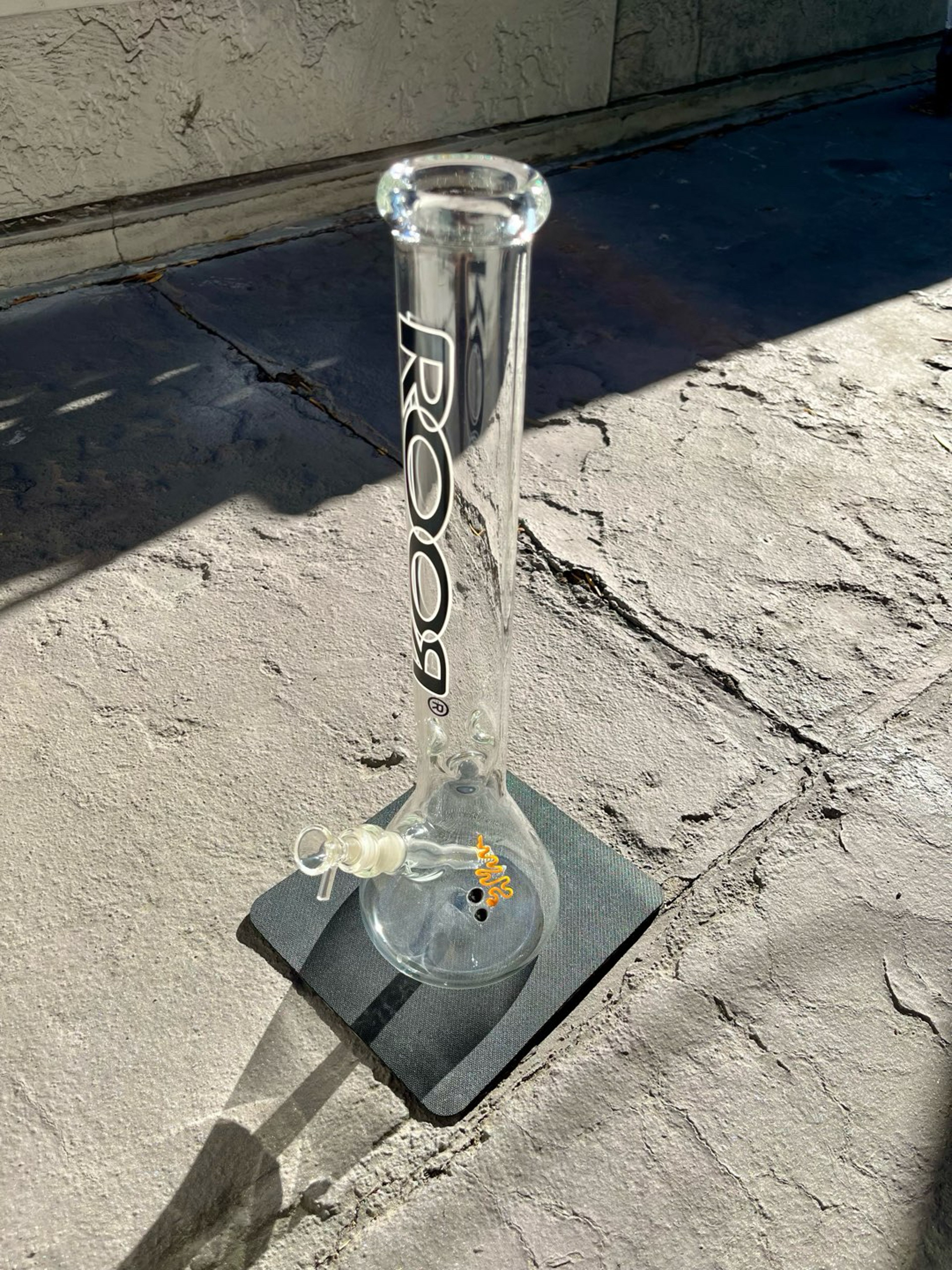Preview pic of 18in RooR Beaker Black Label with Gridded Diffuser and 14mm slide