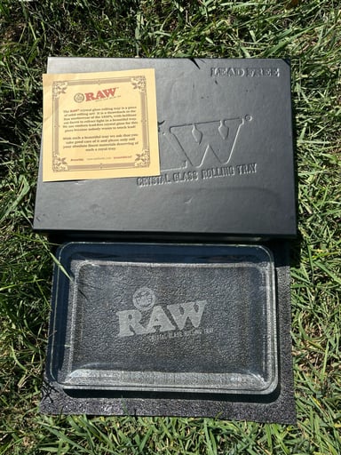 Preview pic of Raw crystal glass rolling tray