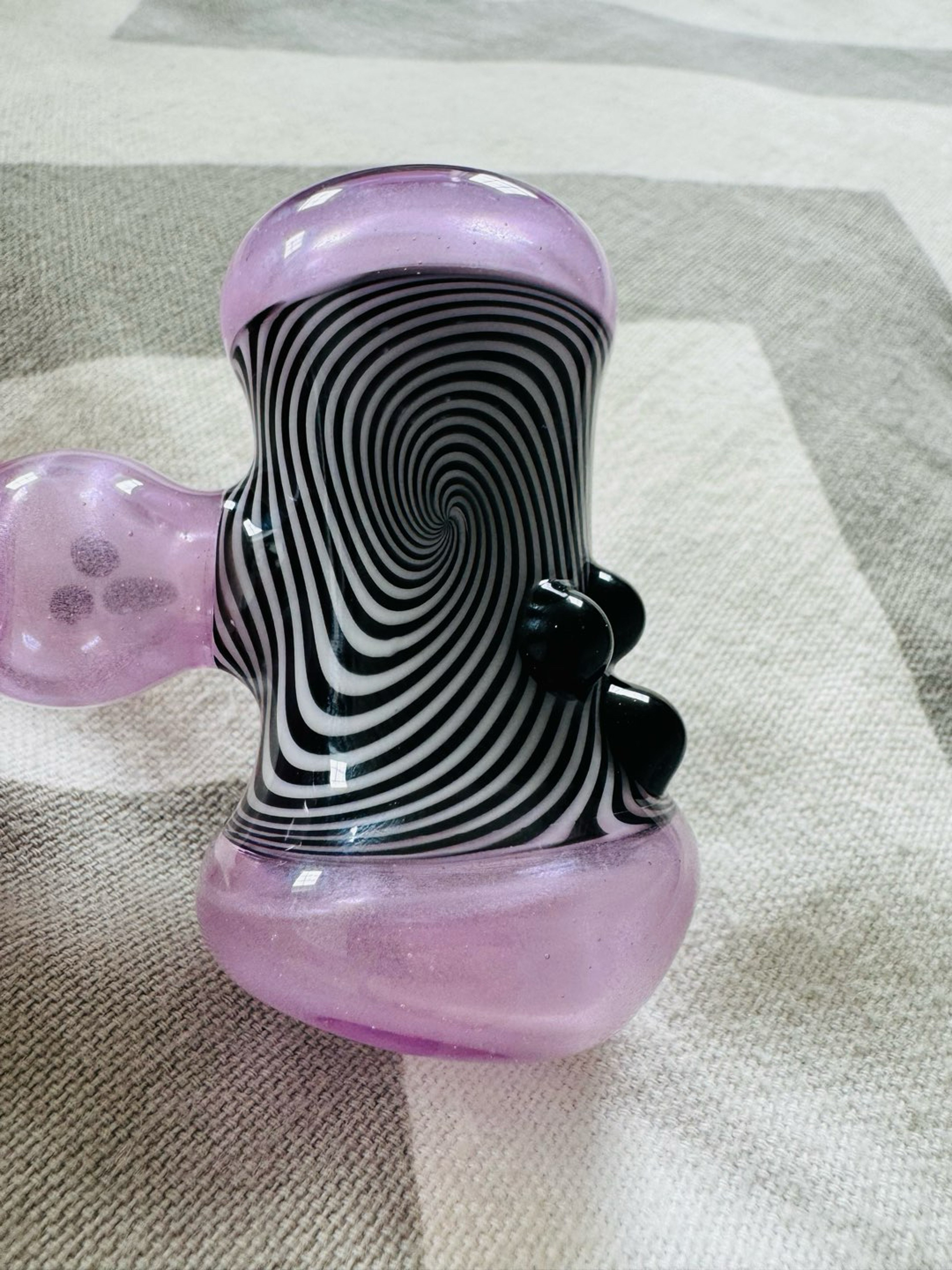 Preview pic of Smeez hammer pipe *only* pink satin UV worked