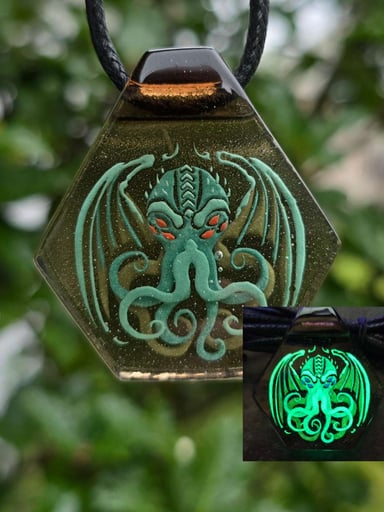 Preview pic of Cthulhu Layered Glow Pendant