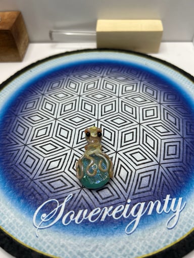 Preview pic of Vortex glass pendant