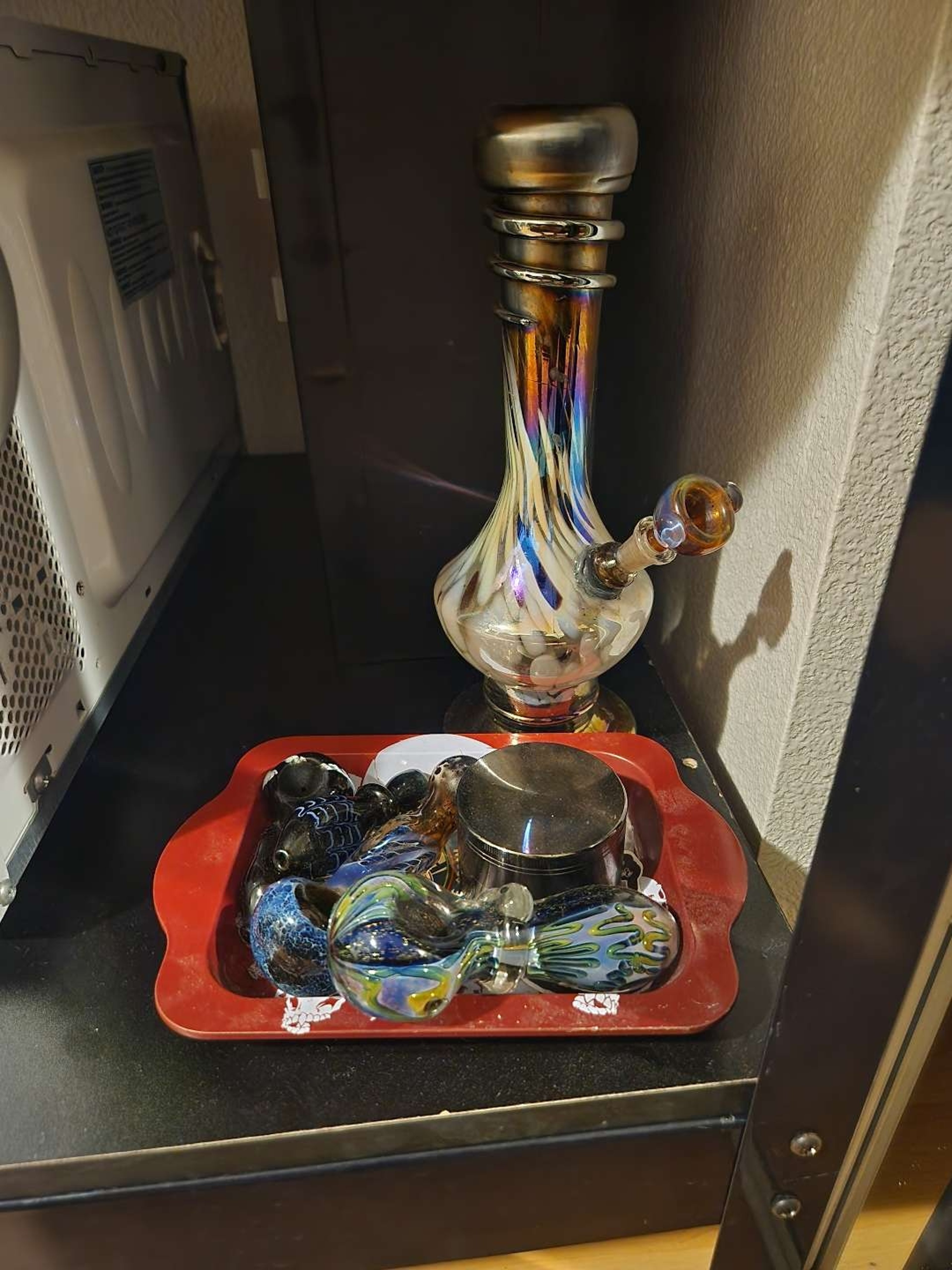 Preview pic of Bong and pipes