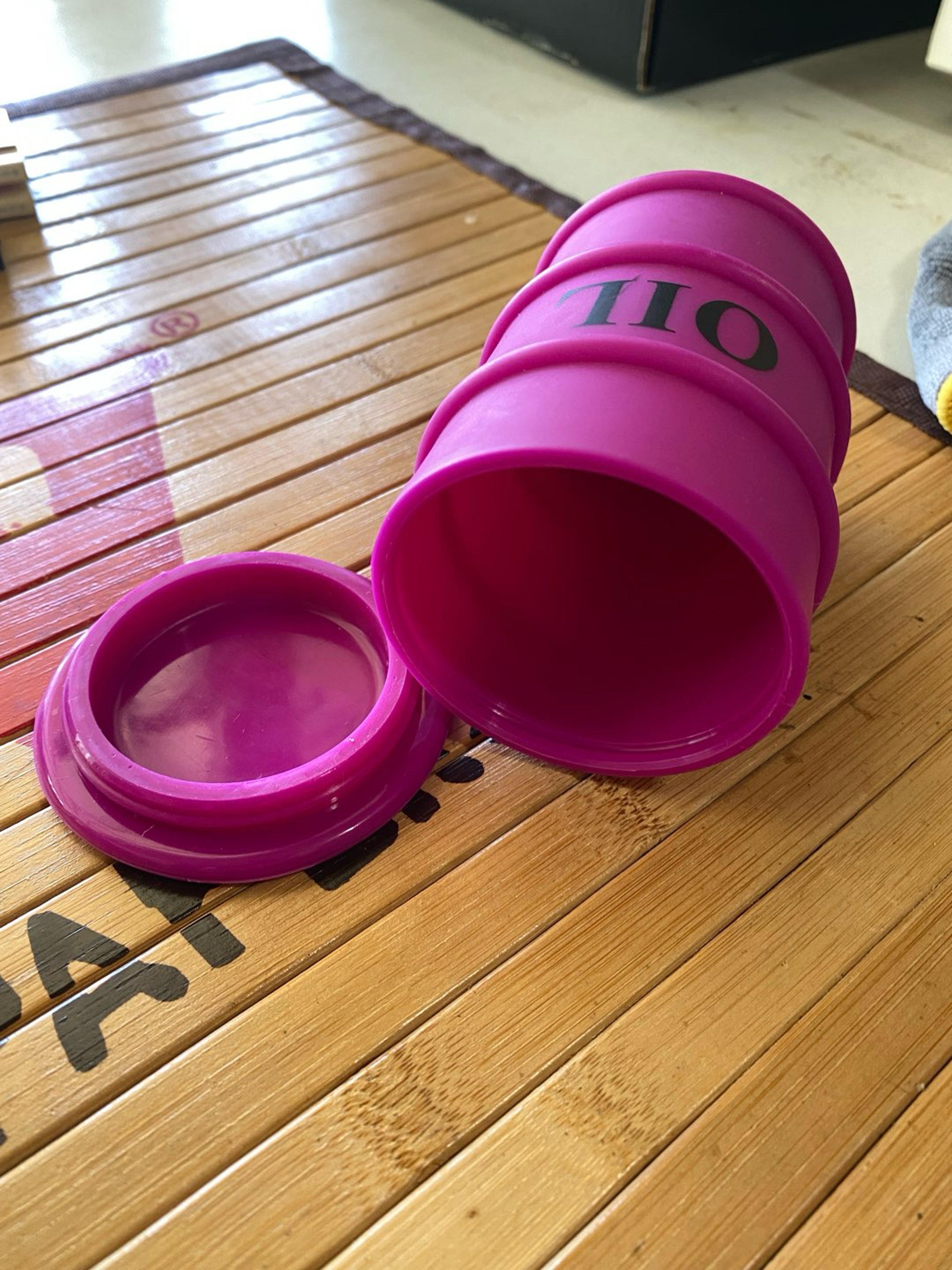 Preview pic of Oil barrel silicone container