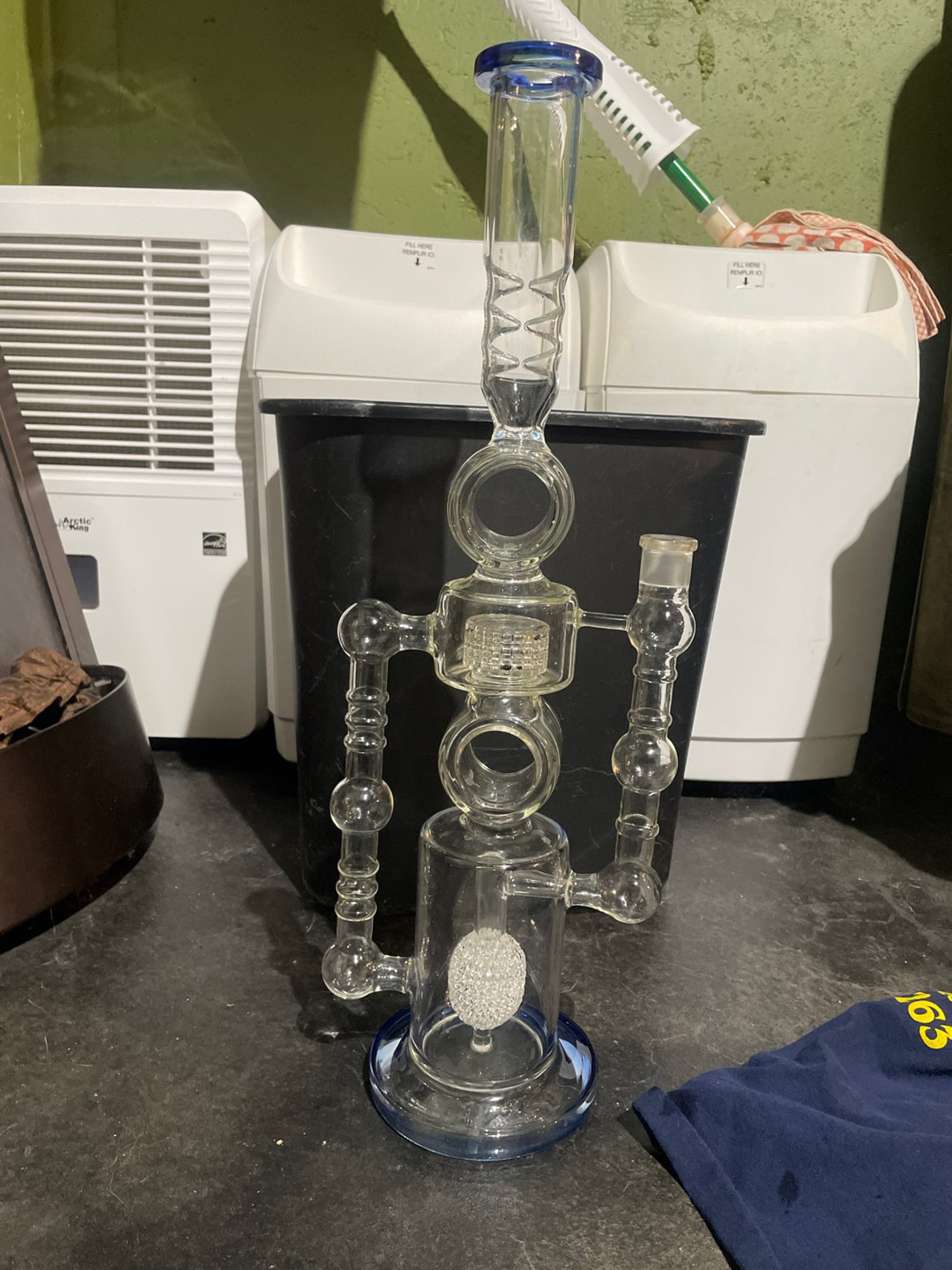 Preview pic of Thick intracate bong