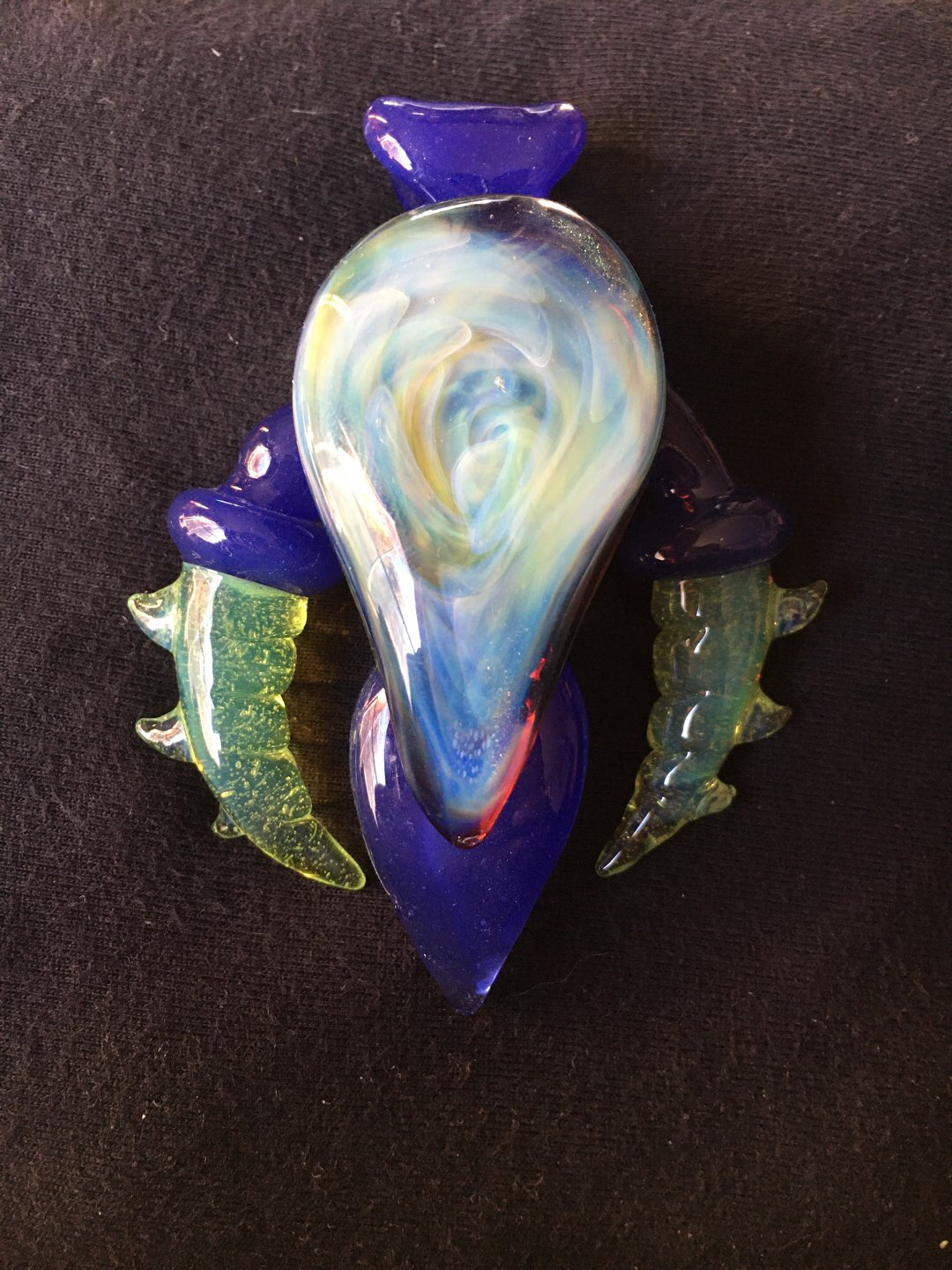 Preview pic of Jeric Glass horned pendant