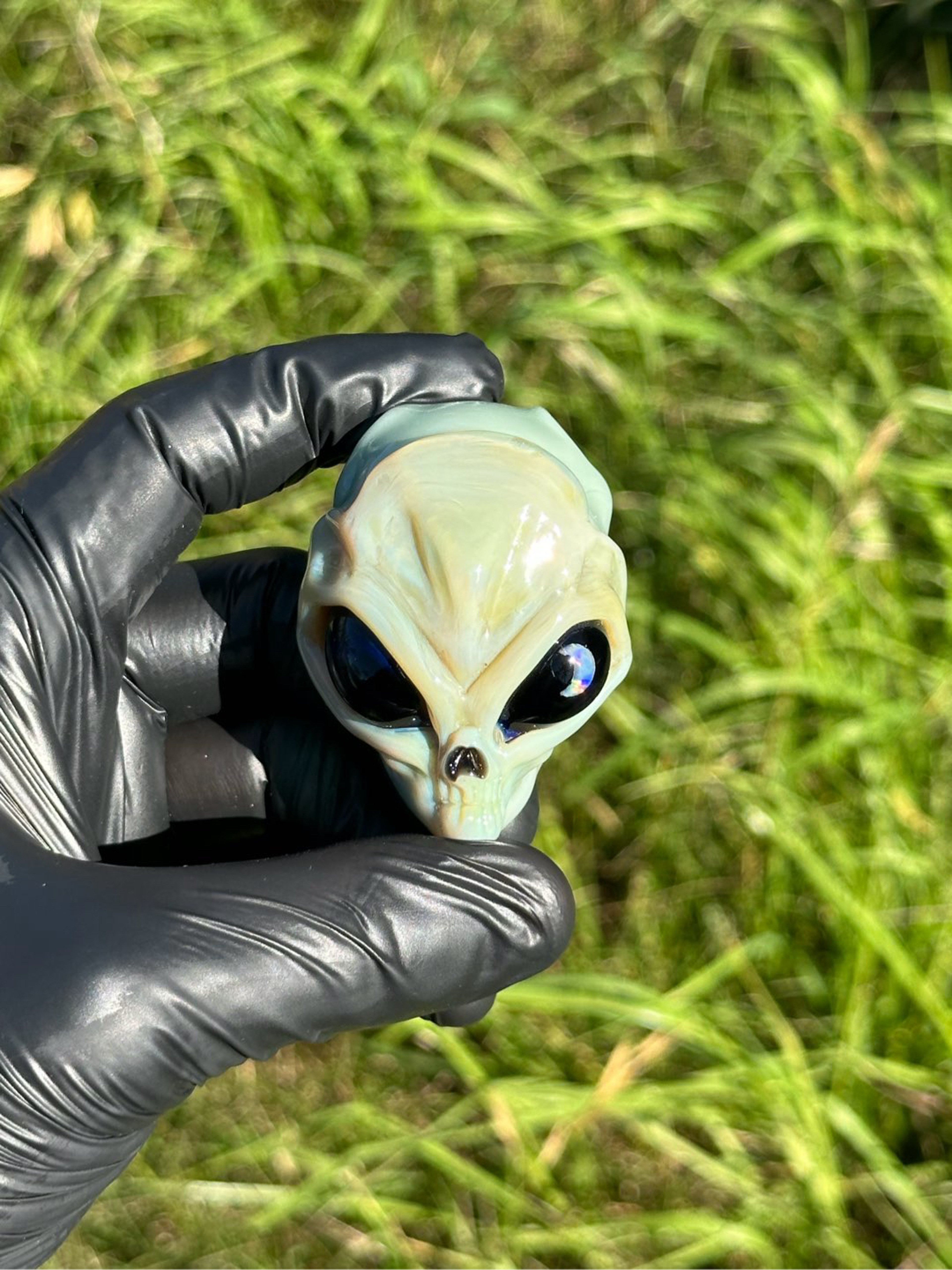 Preview pic of Ghost Glass Masked Alien Pendy