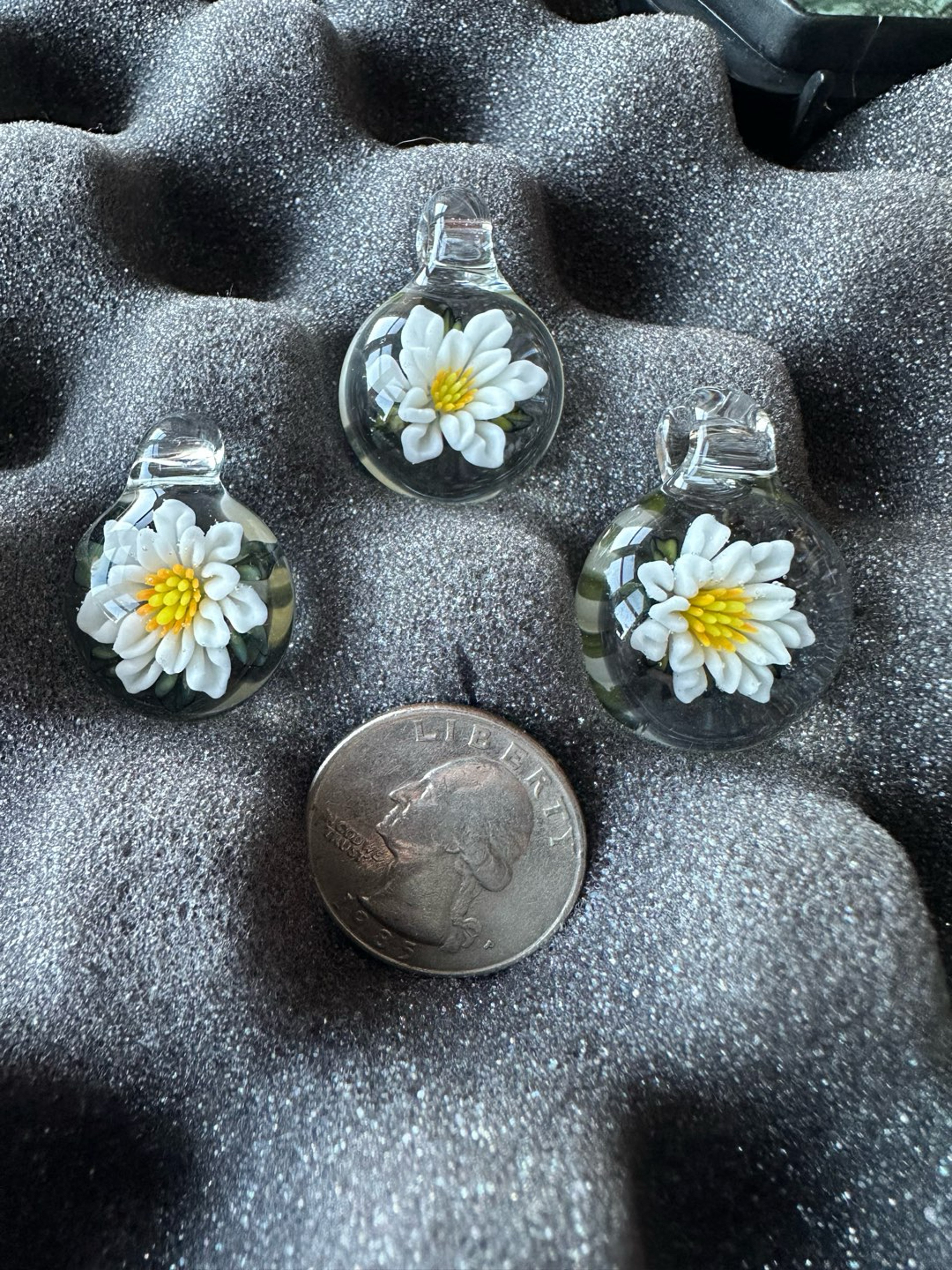 Daisy Implosion Pendy image 0