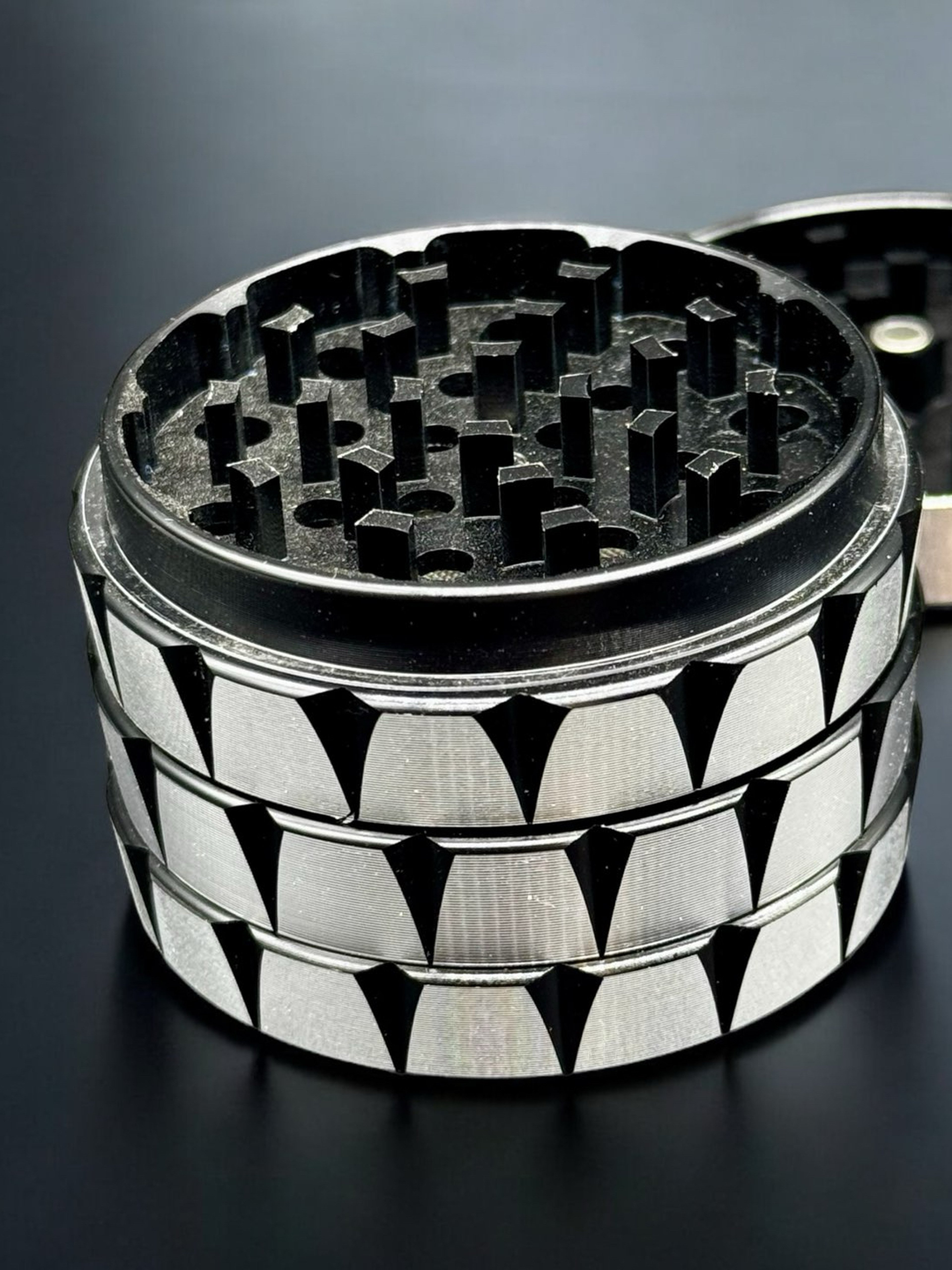 Preview pic of Ladder Design Aluminum Alloy Herb Grinder 63mm