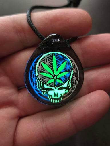 Preview pic of Grateful Dead Steal Your Face Layered Glow Pendant