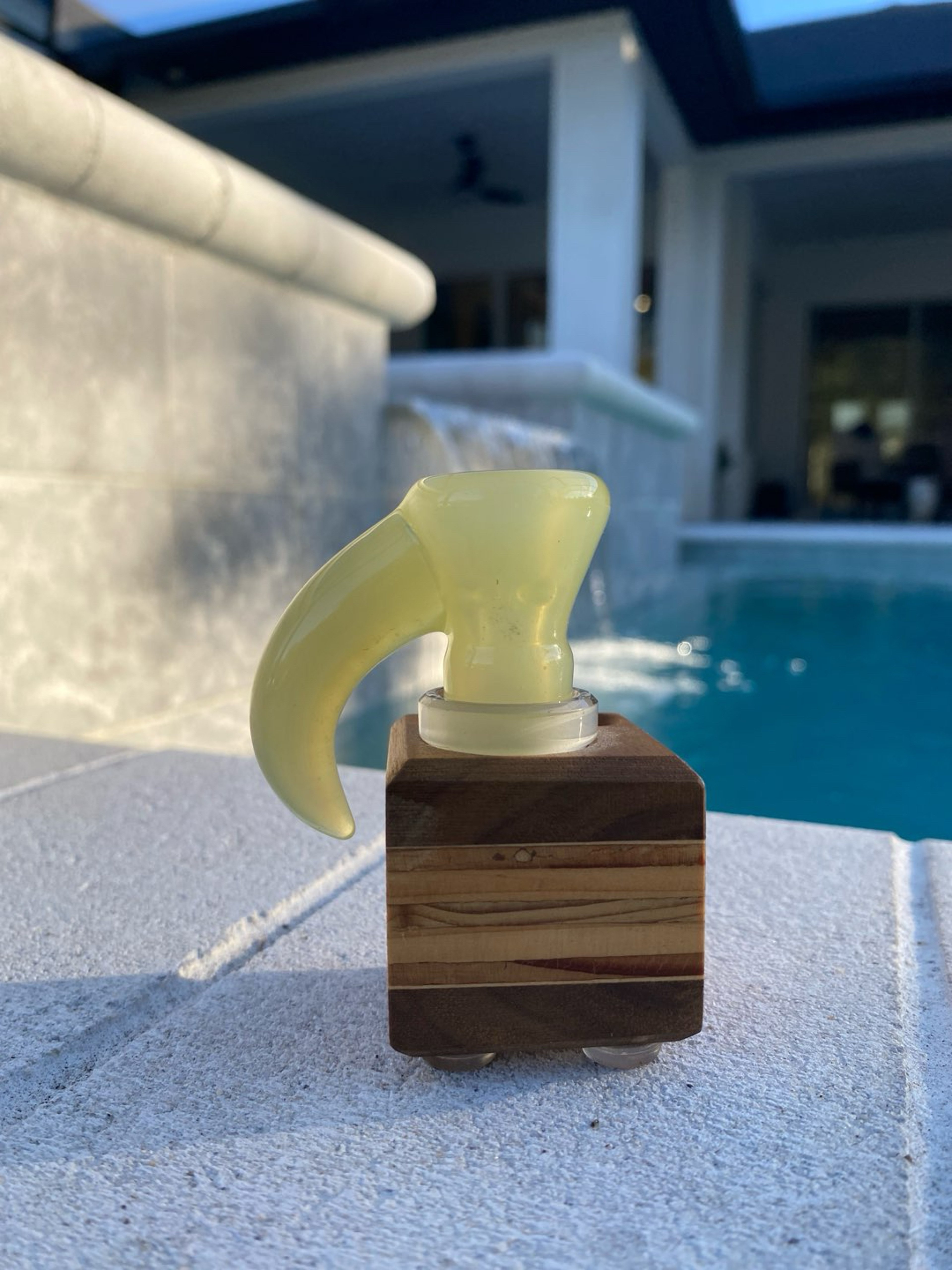 Preview pic of Valts Glass Full Accent Slide