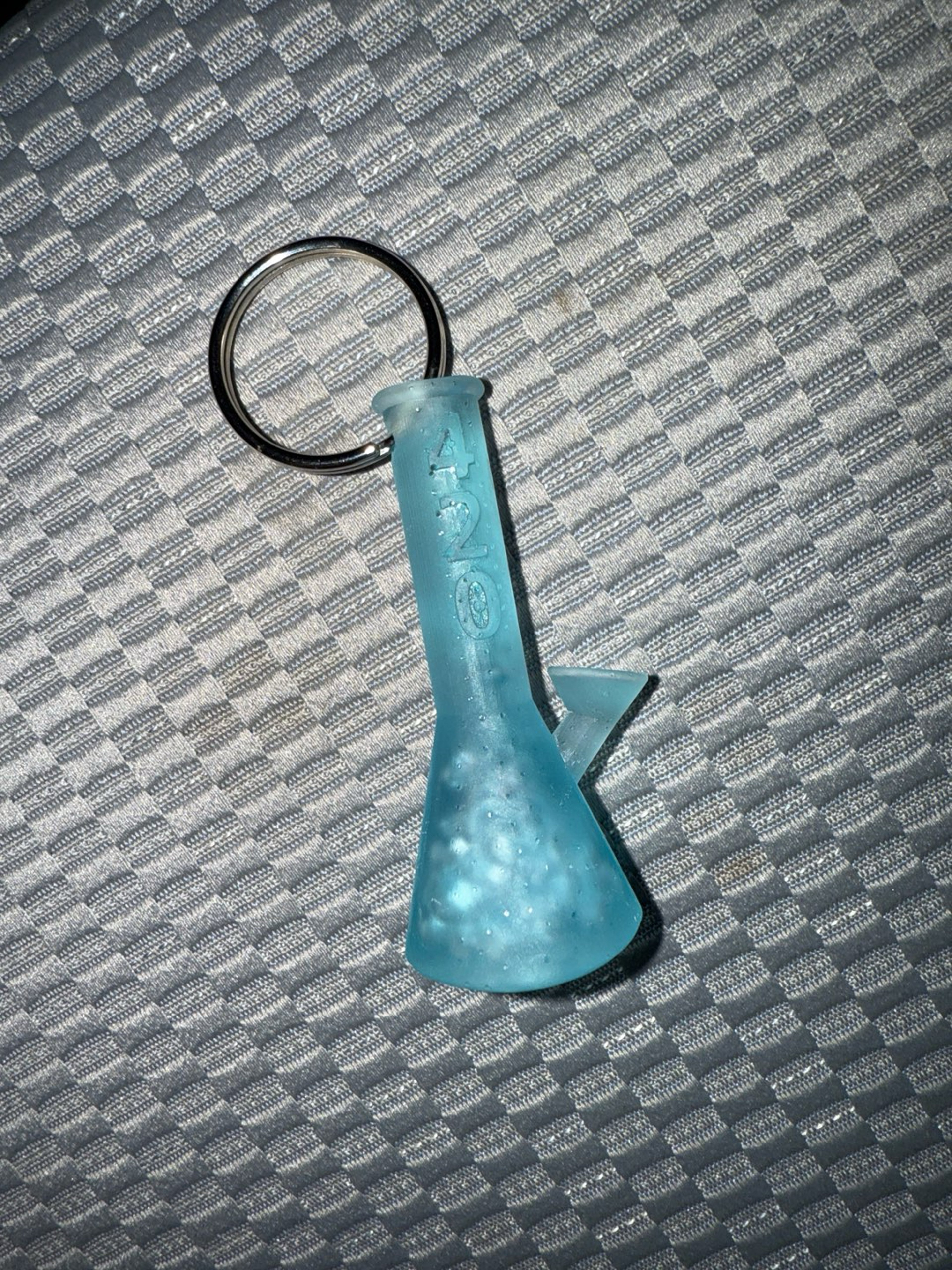 Preview pic of 420 Bong keychain (UV Blue)