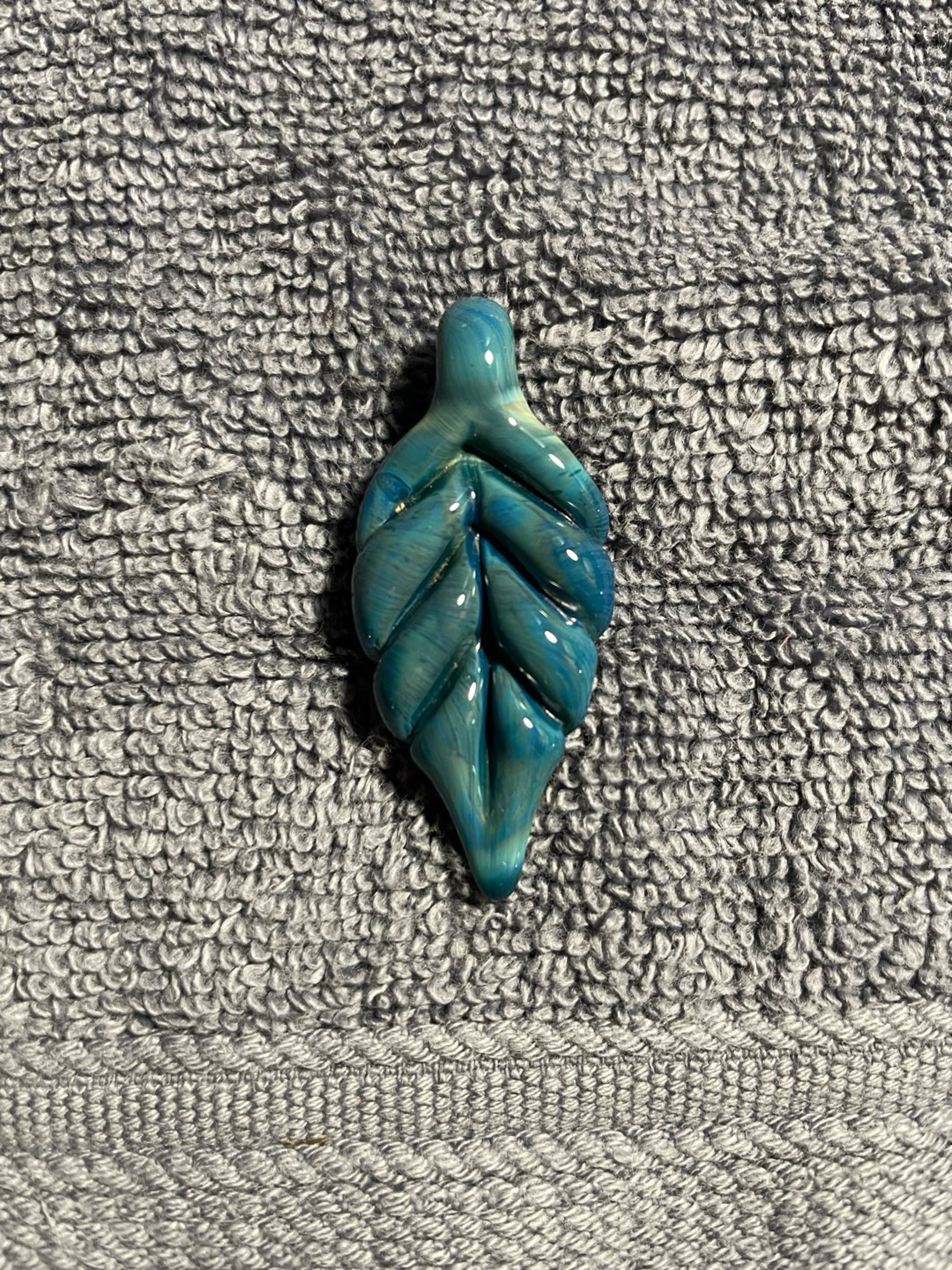 Preview pic of Glass Blue Leaf Pendant (SMEEZGLASS)