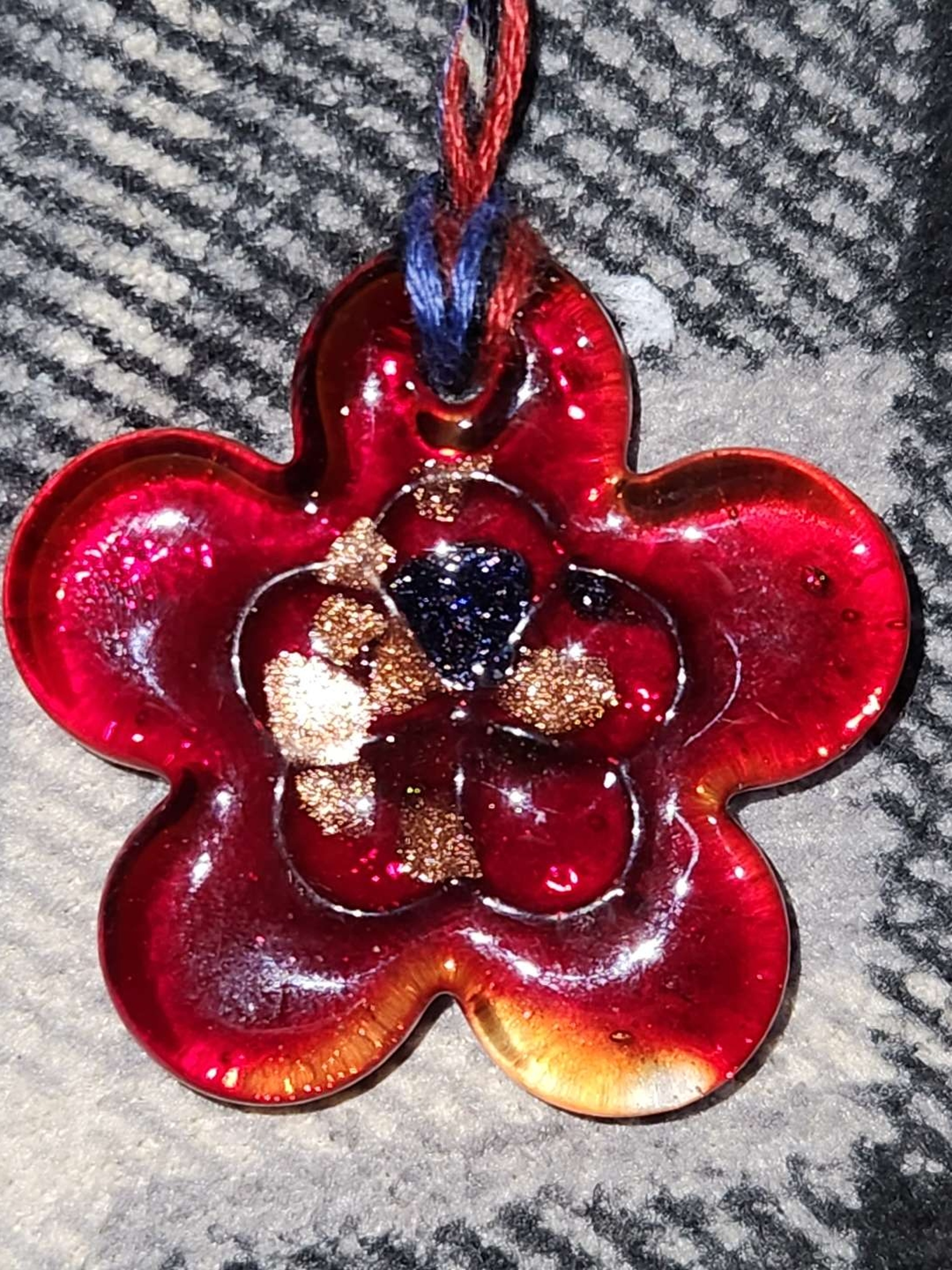 Preview pic of Flower pendant