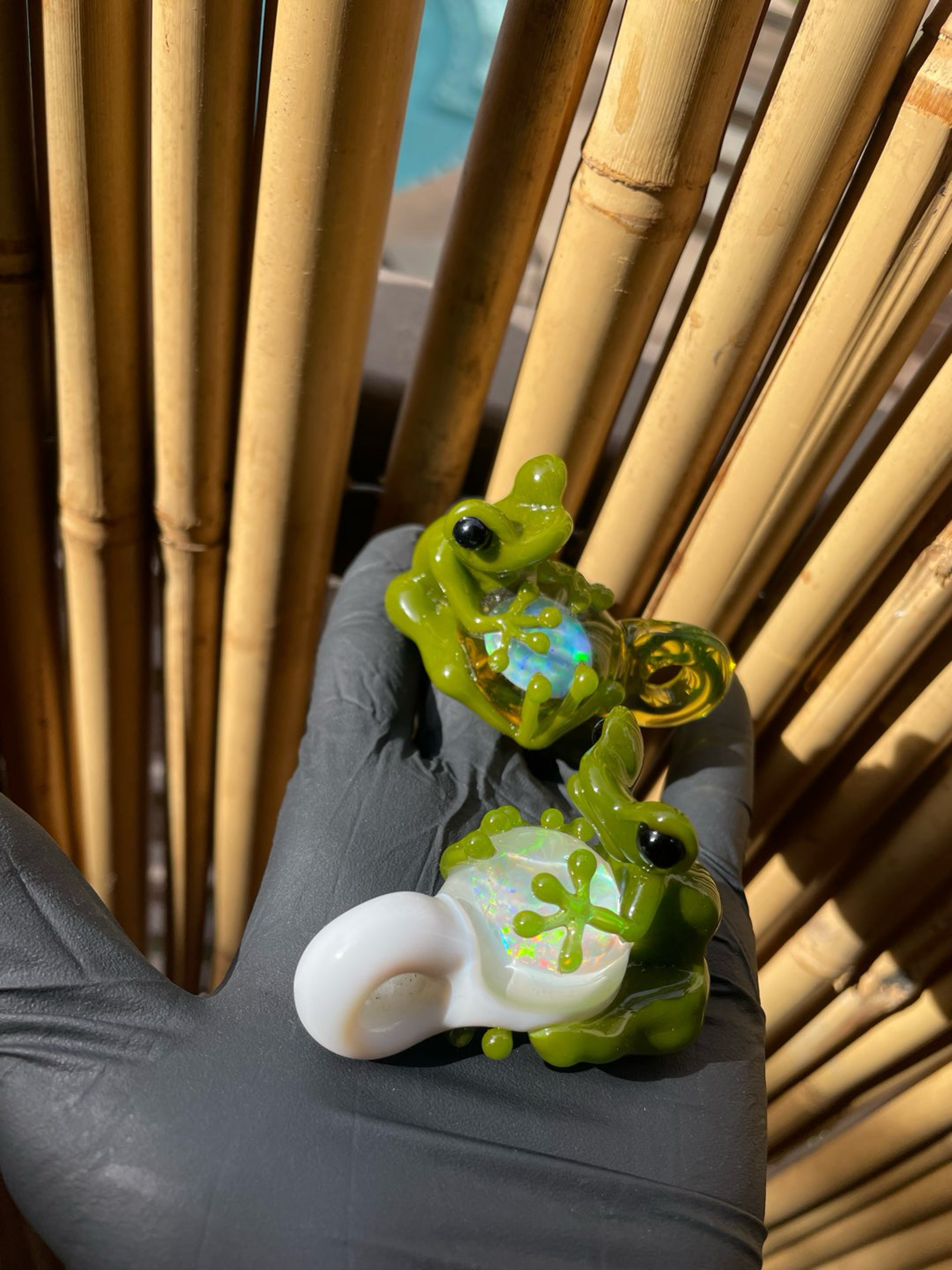 Preview pic of Frog on Lrg Opal Chip
