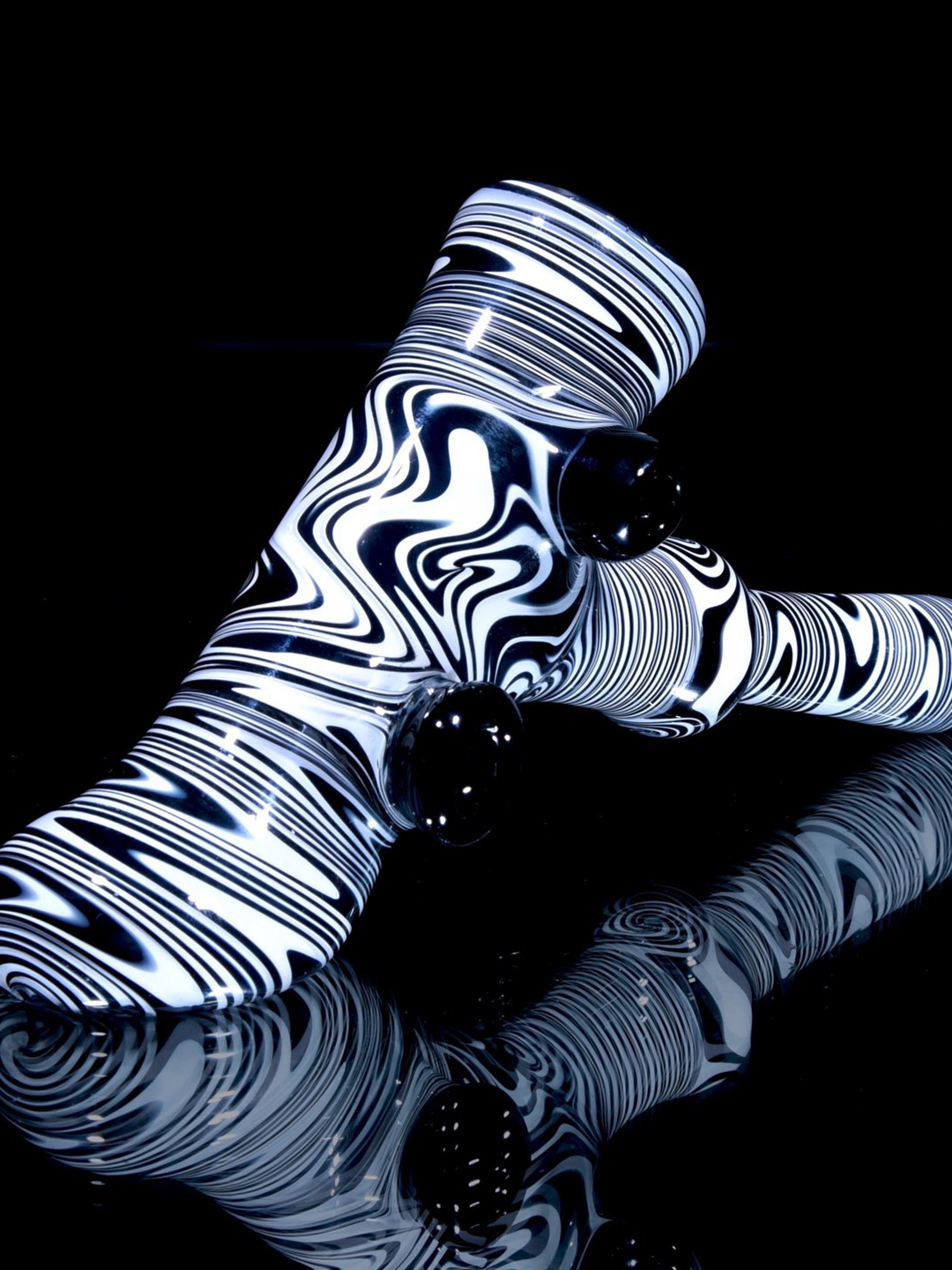Preview pic of Likewize Glass - Fully-worked Dry Layback Hammer - Black & White