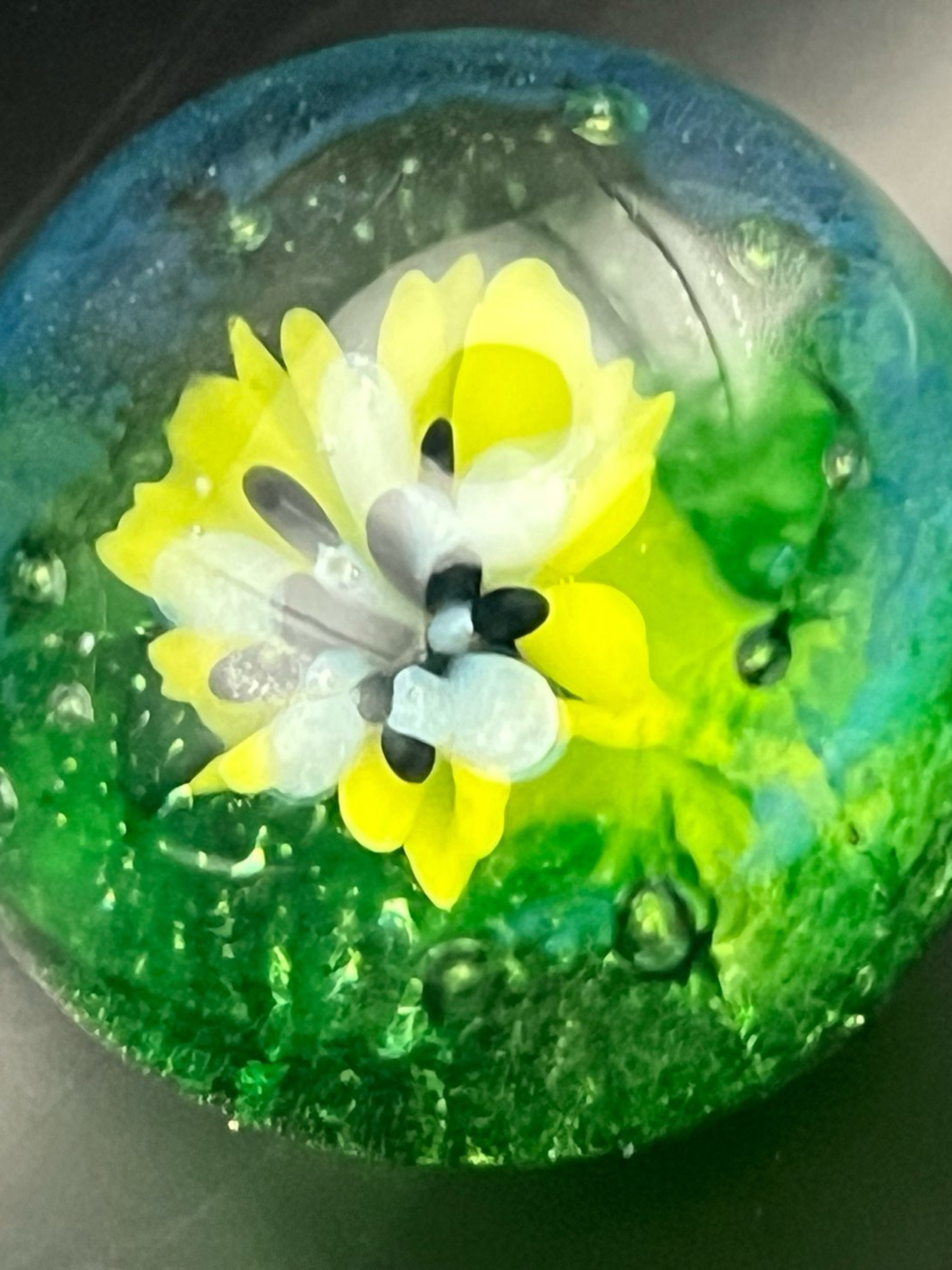 Preview pic of Green flower implosion MiB 413glass