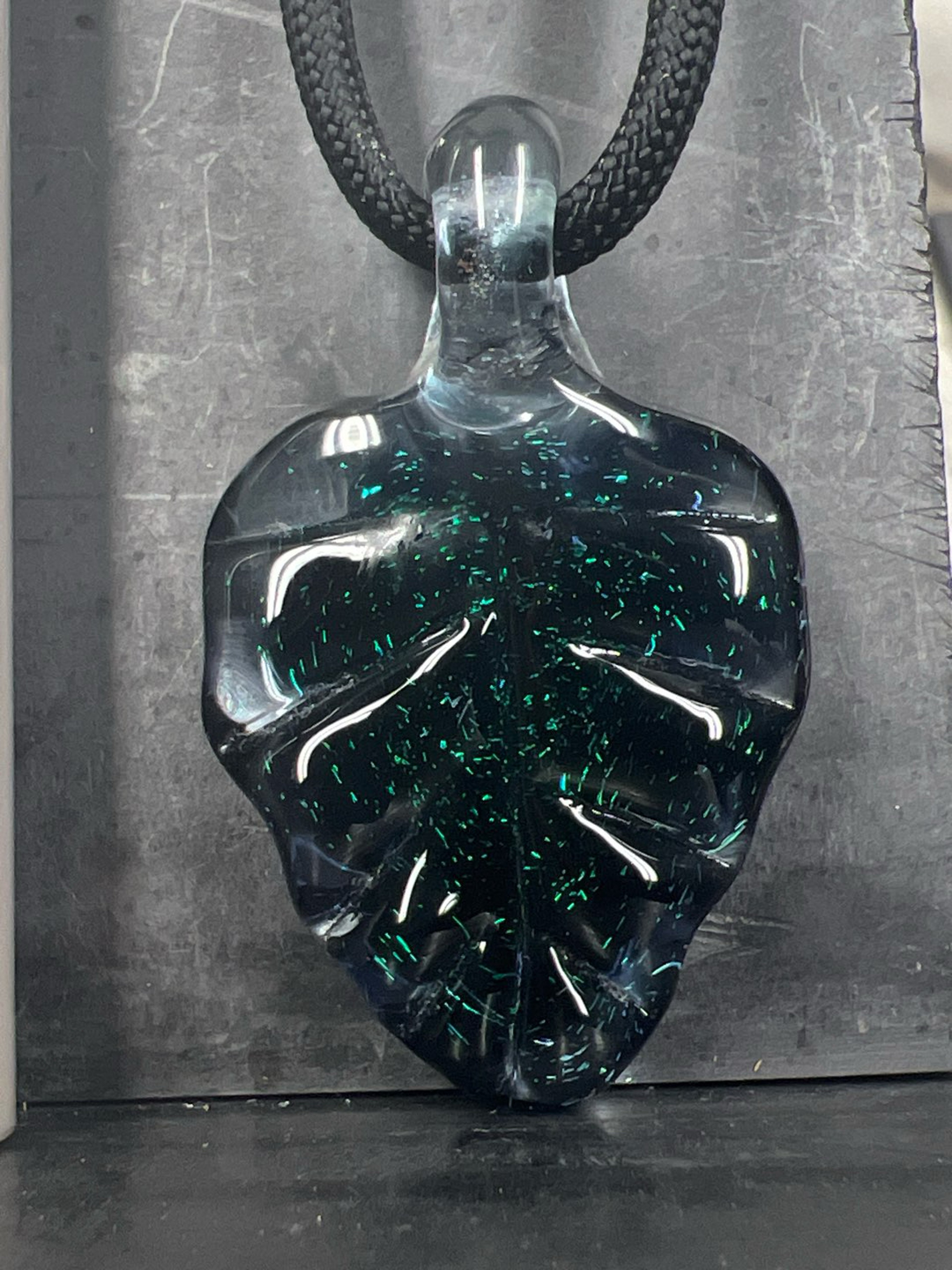 Preview pic of Leaf pendant