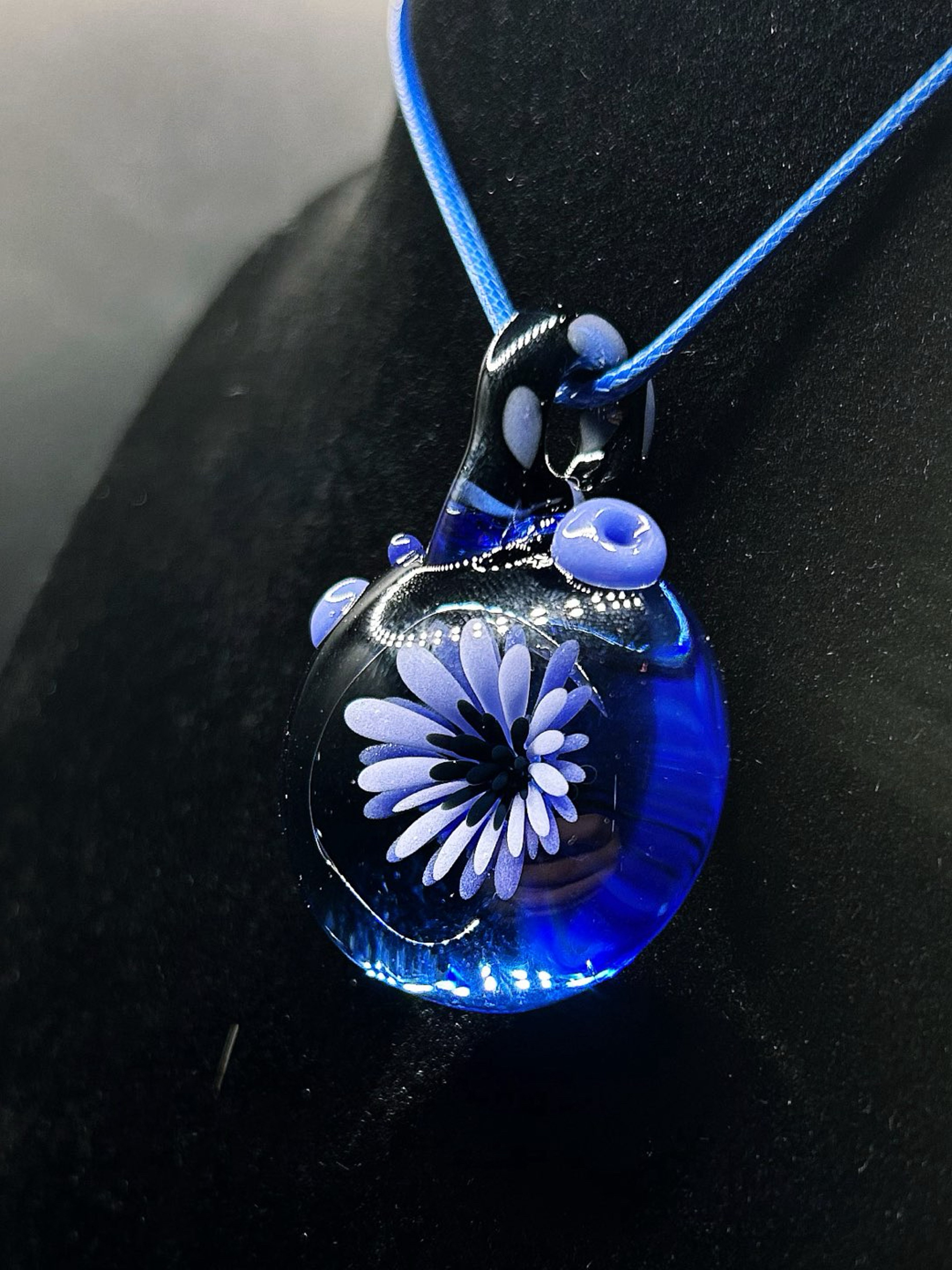Preview pic of MarvinsGlass024 Implosion Flower Pendant 💙