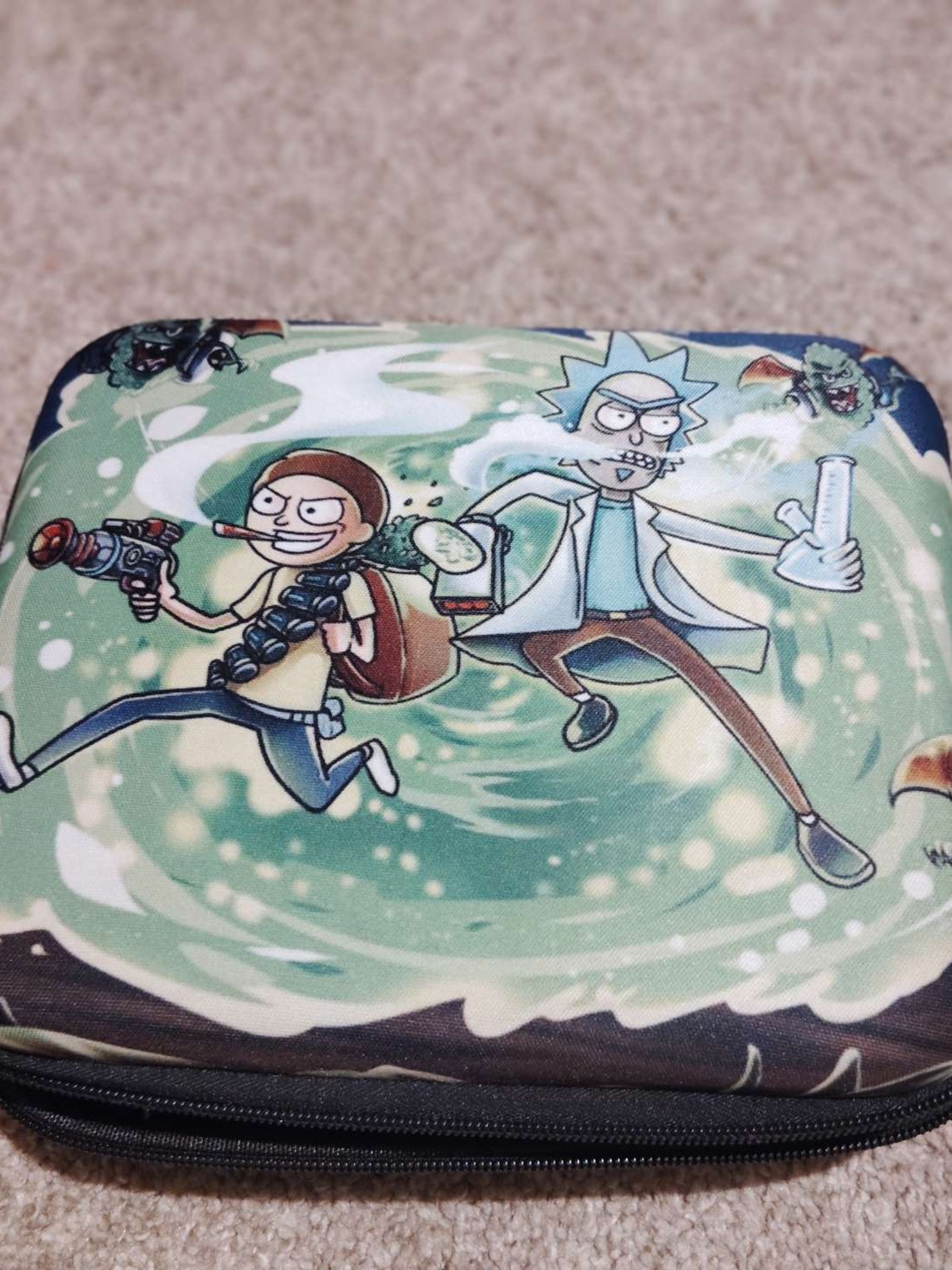 Preview pic of Glass Bong with hard case