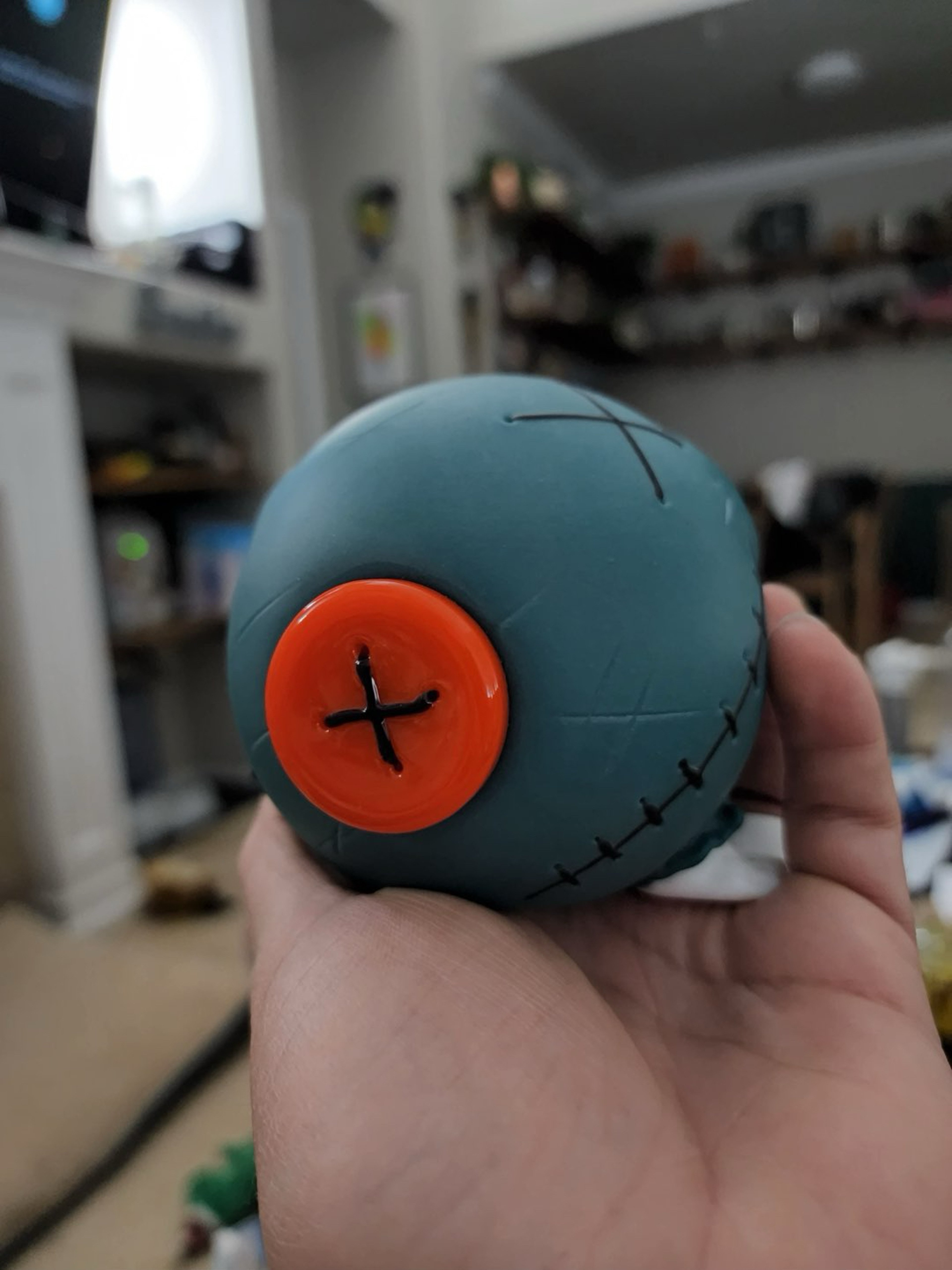 Preview pic of Dewar Head with Bandaid and Orange button eye