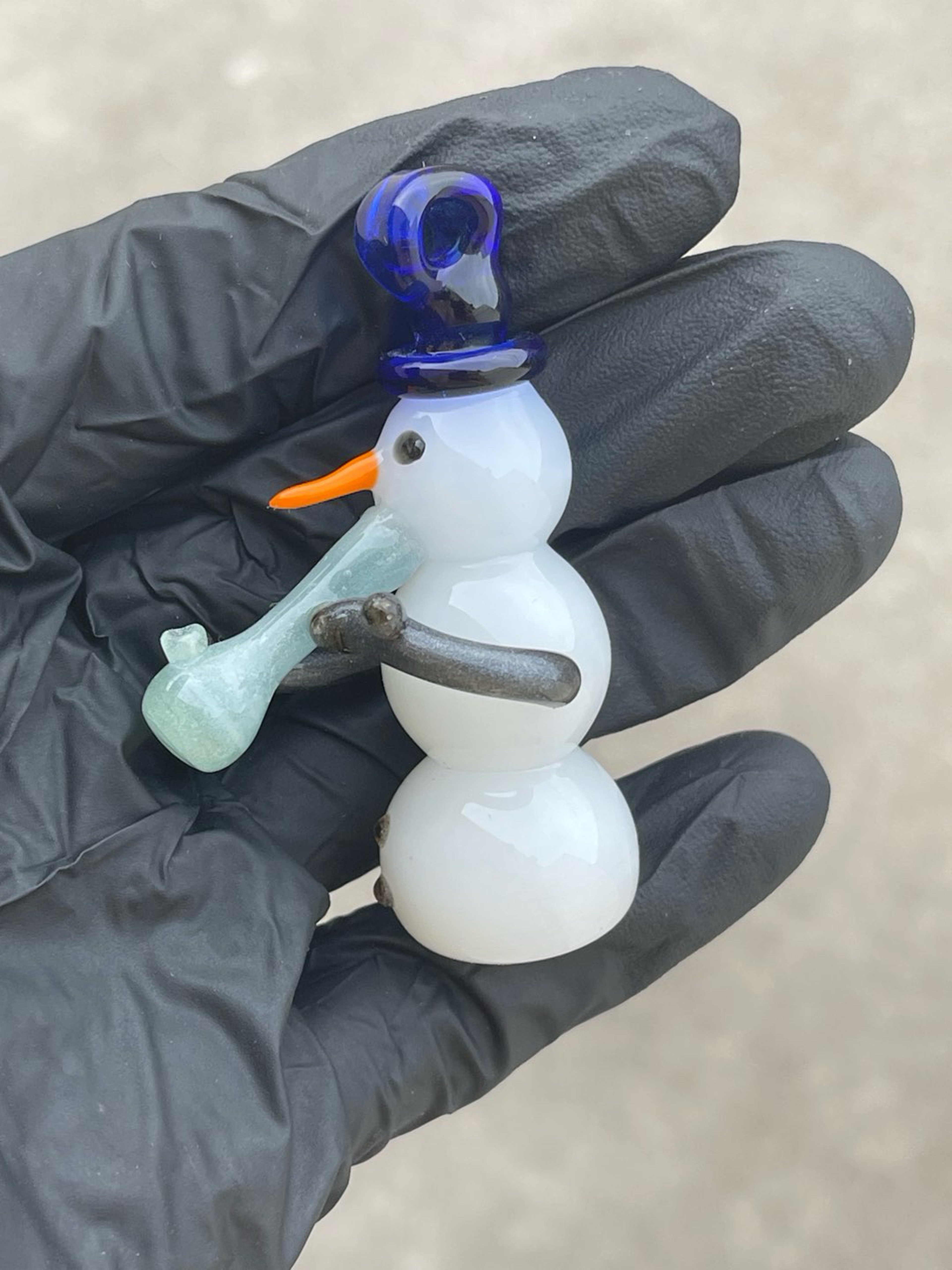 Preview pic of Frosty hittin the bong