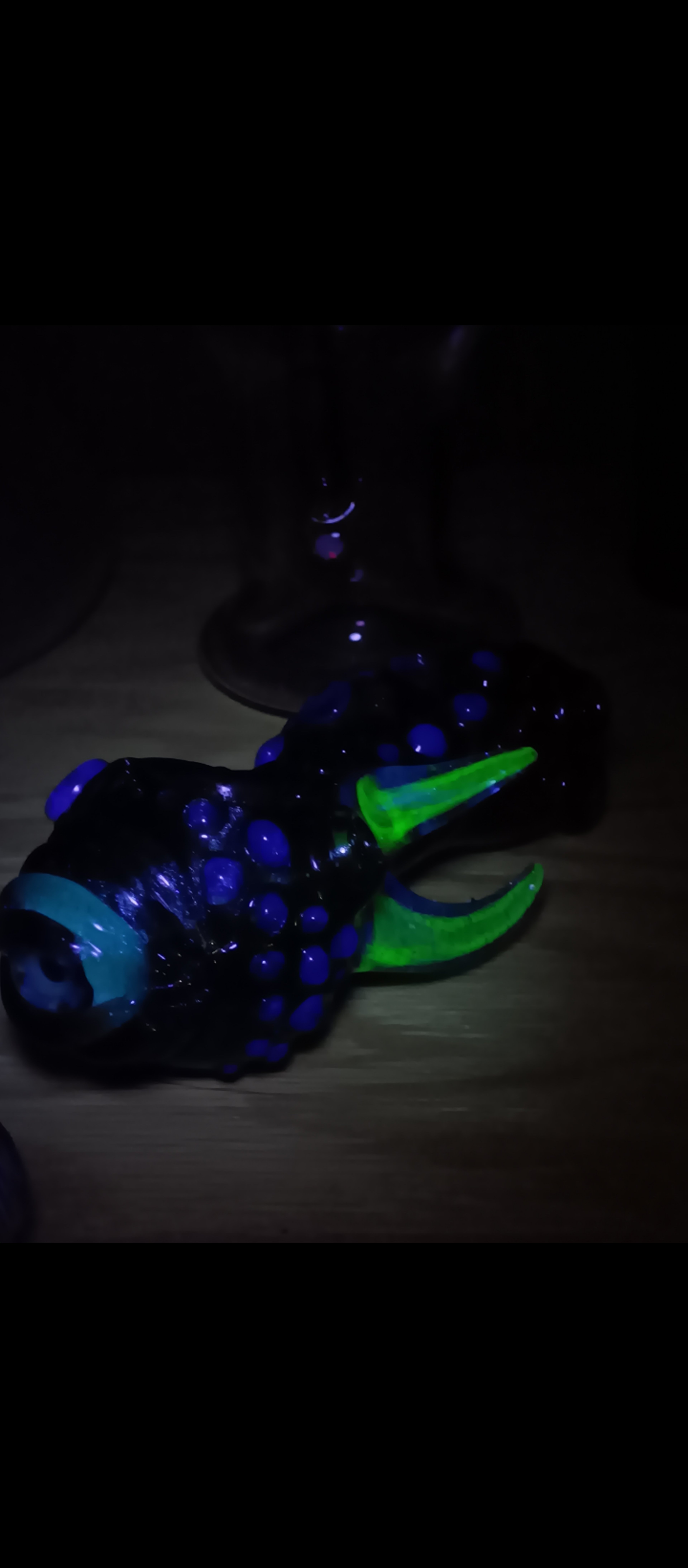 Preview pic of Mako pipe carved, UV, CFL