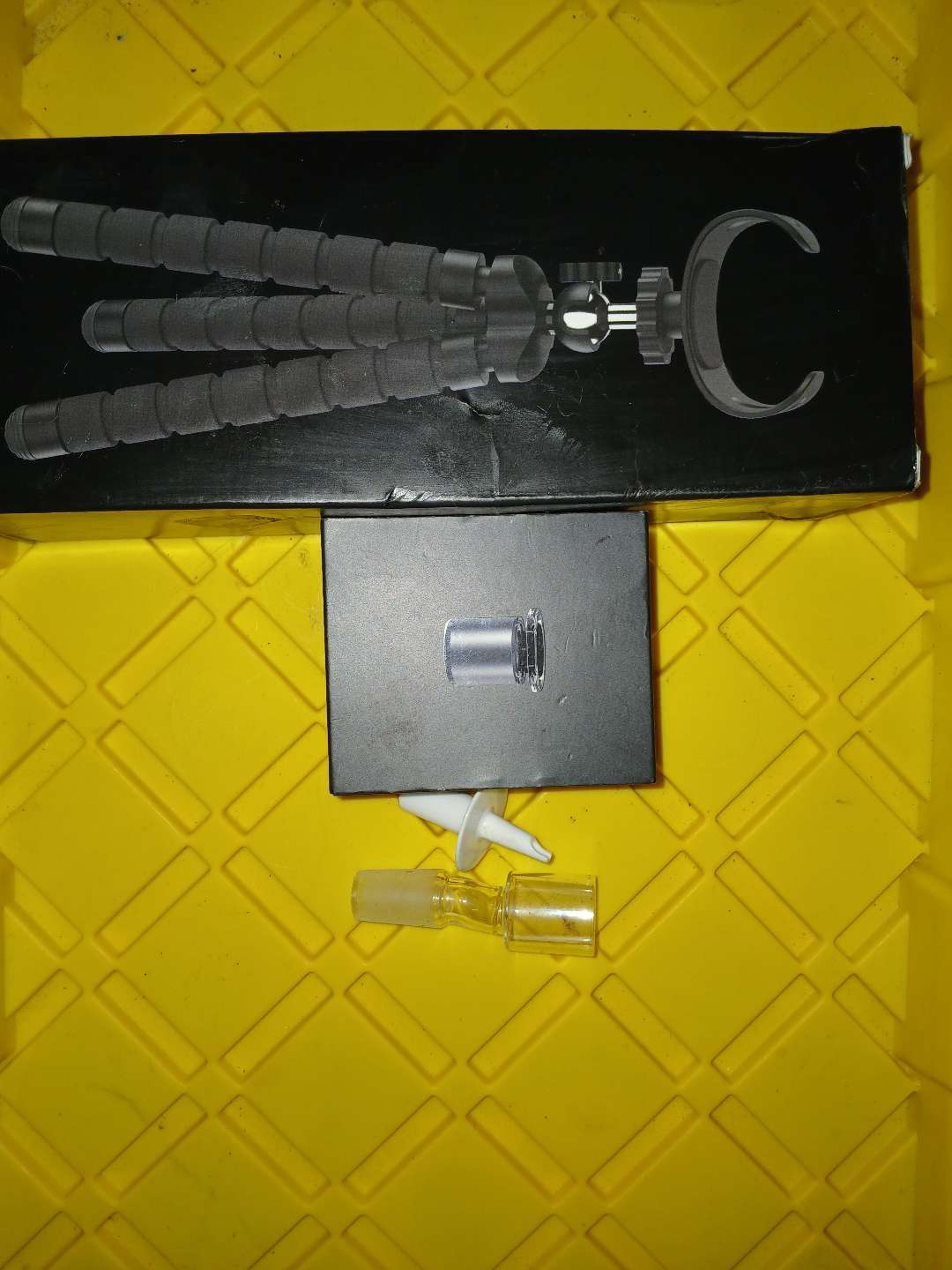 Preview pic of The ispire wand extras..2concentrate cups..1tripod..1carbcap..and 1concentrate  cup slider..brand new.