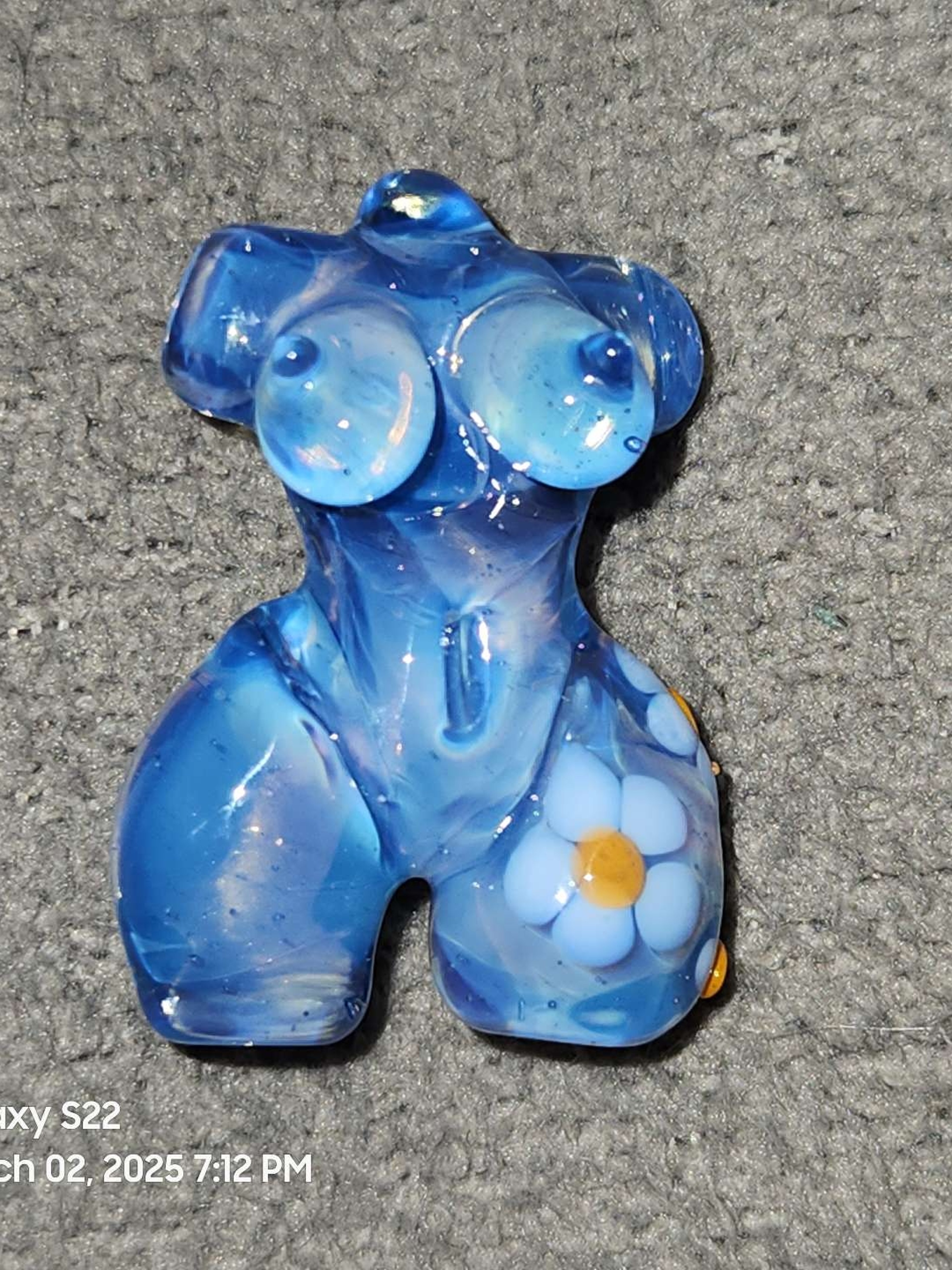 Preview pic of Lissamelts torso pendant with flowers
