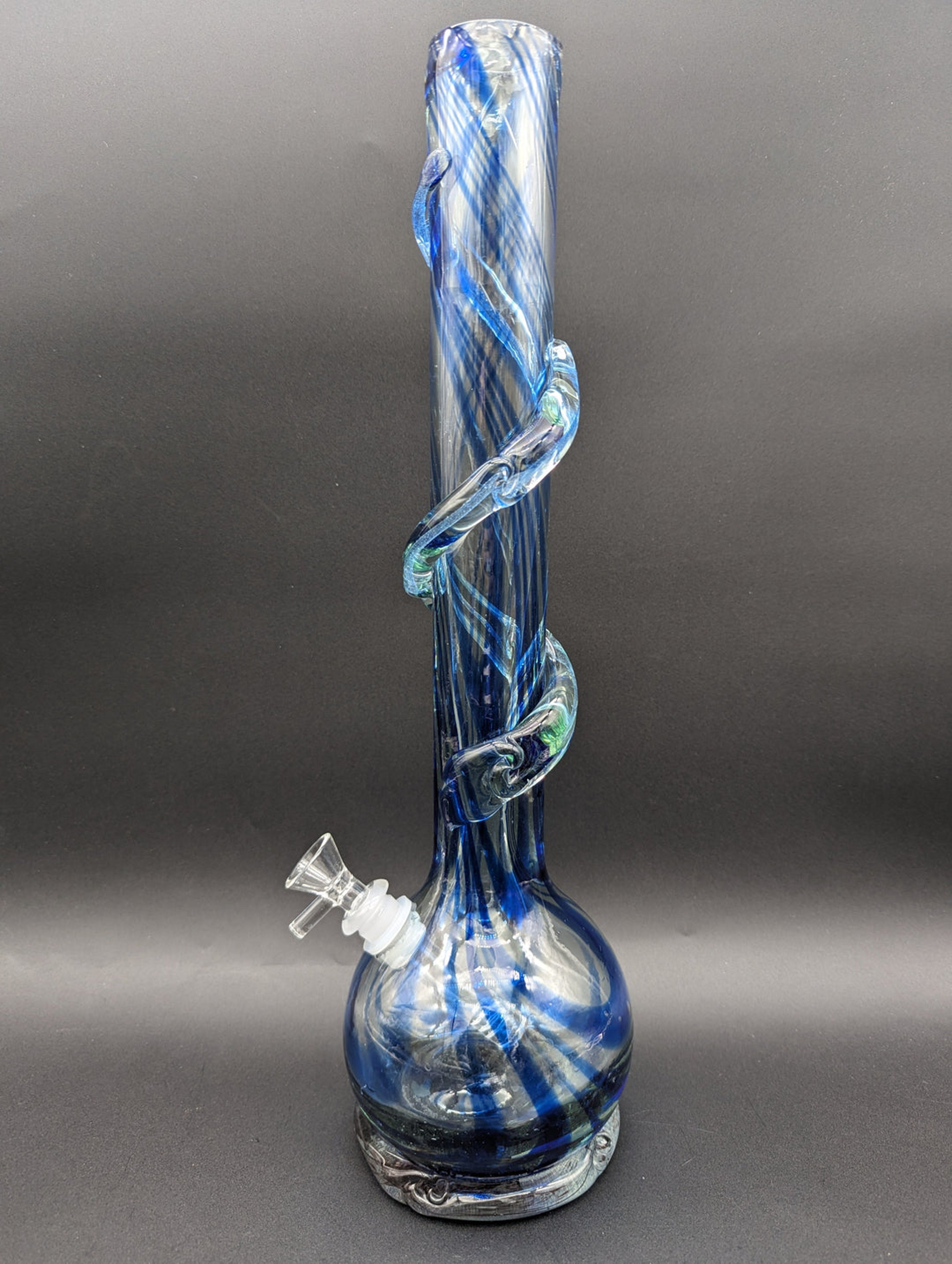 Preview pic of WAVE BOTTOM TWISTING SOFT GLASS BEAKER